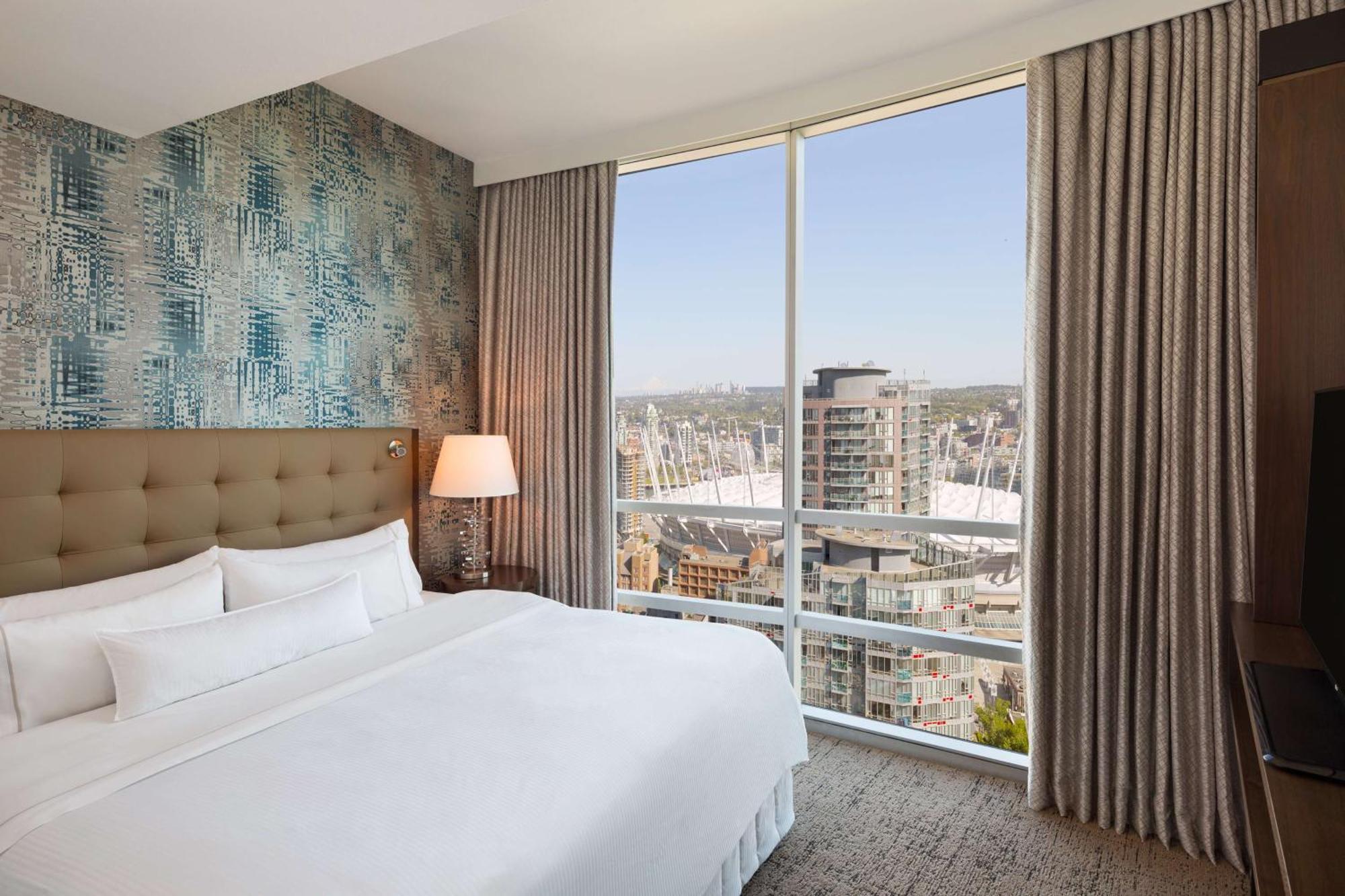 Suite mit Kingsize-Bett und Stadtblick