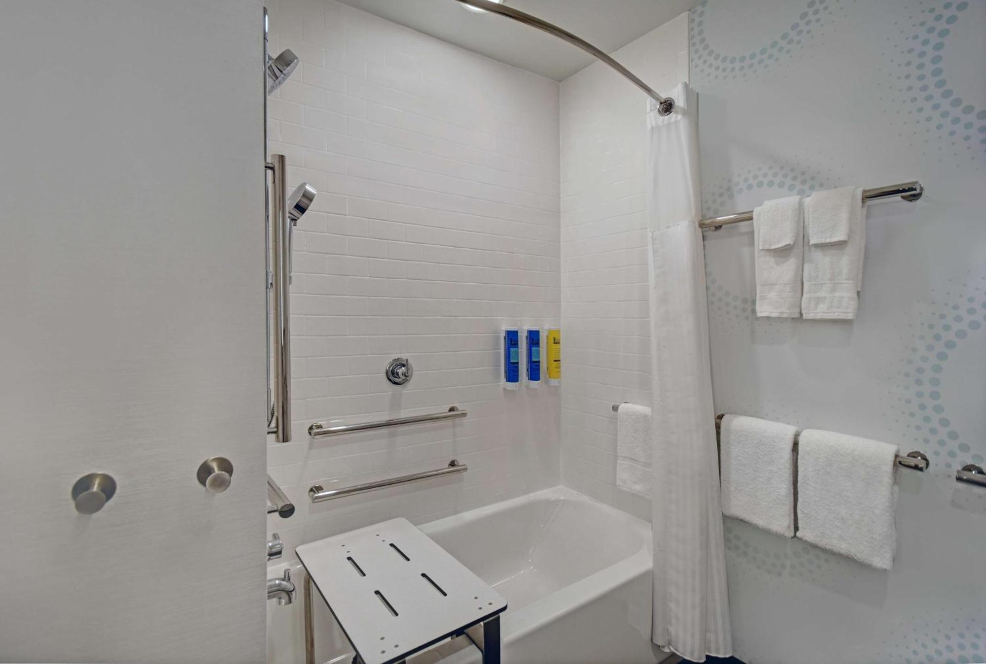 King Room with Bath Tub - Mobility Access