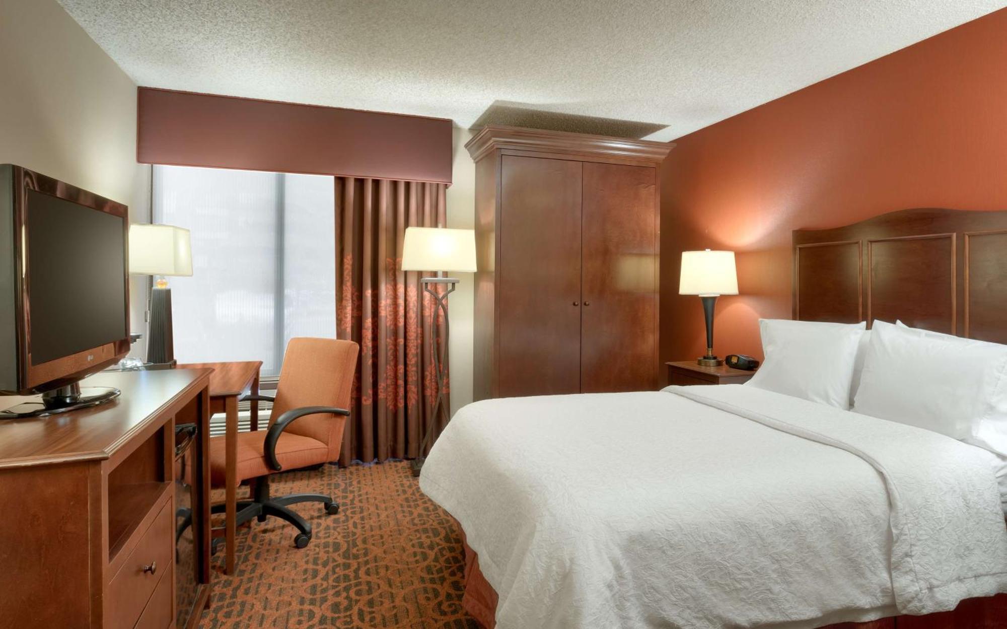 Queen Room with Roll-In Shower - Mobility Access/Non-Smoking