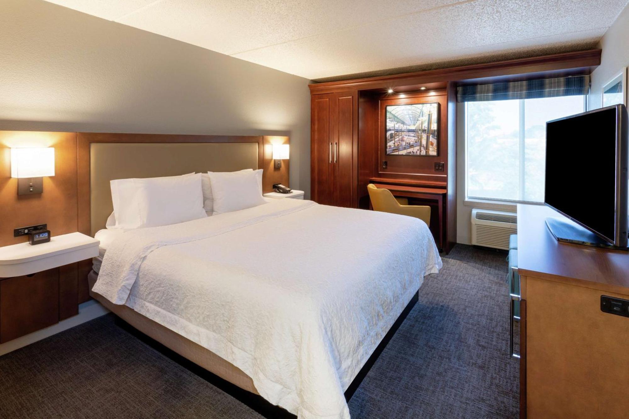 King Room with King Bed - Non-Smoking