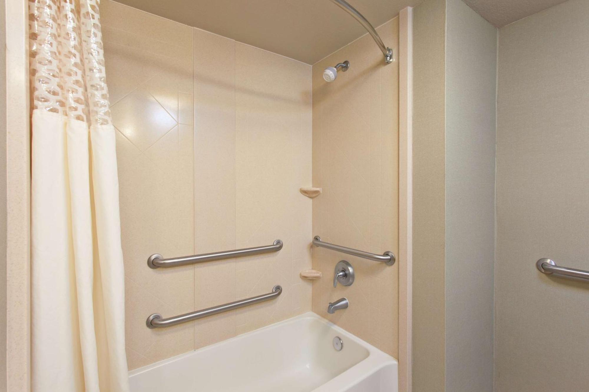 King Room Accessible Tub Mobility Hearing Access or Non-Smoking,1698908543:JPEG