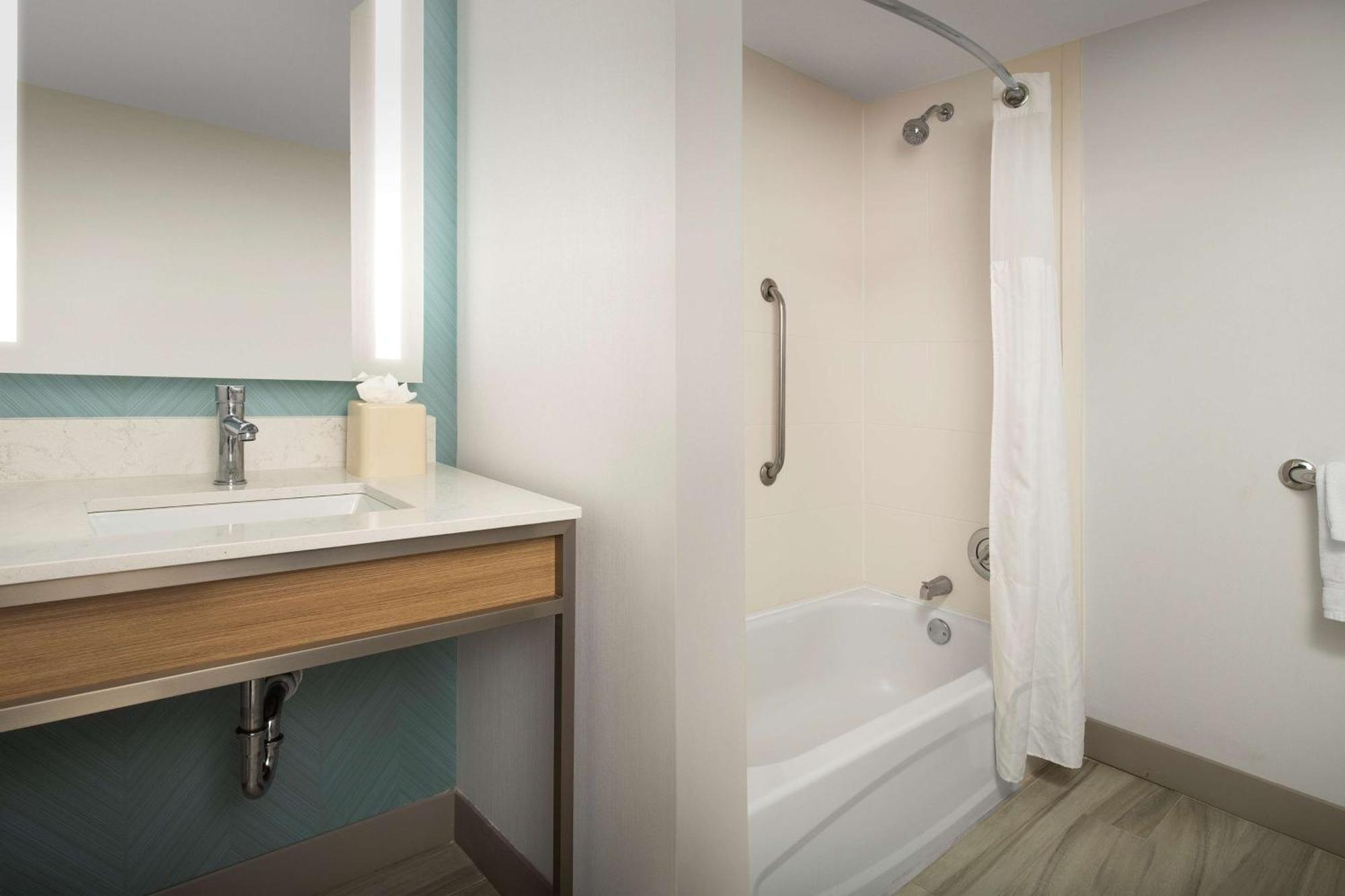 King Room with Transfer Shower - Mobility Access
