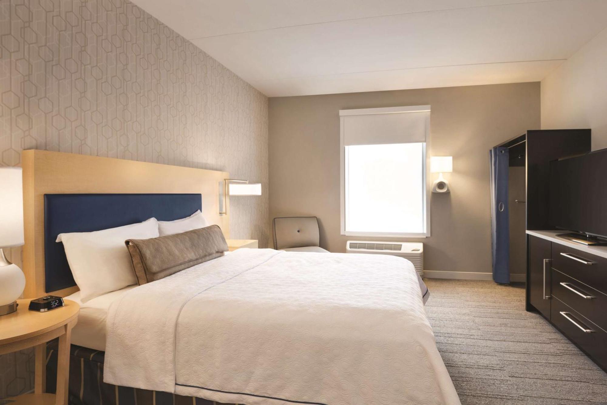 One-Bedroom King Suite - Non-Smoking