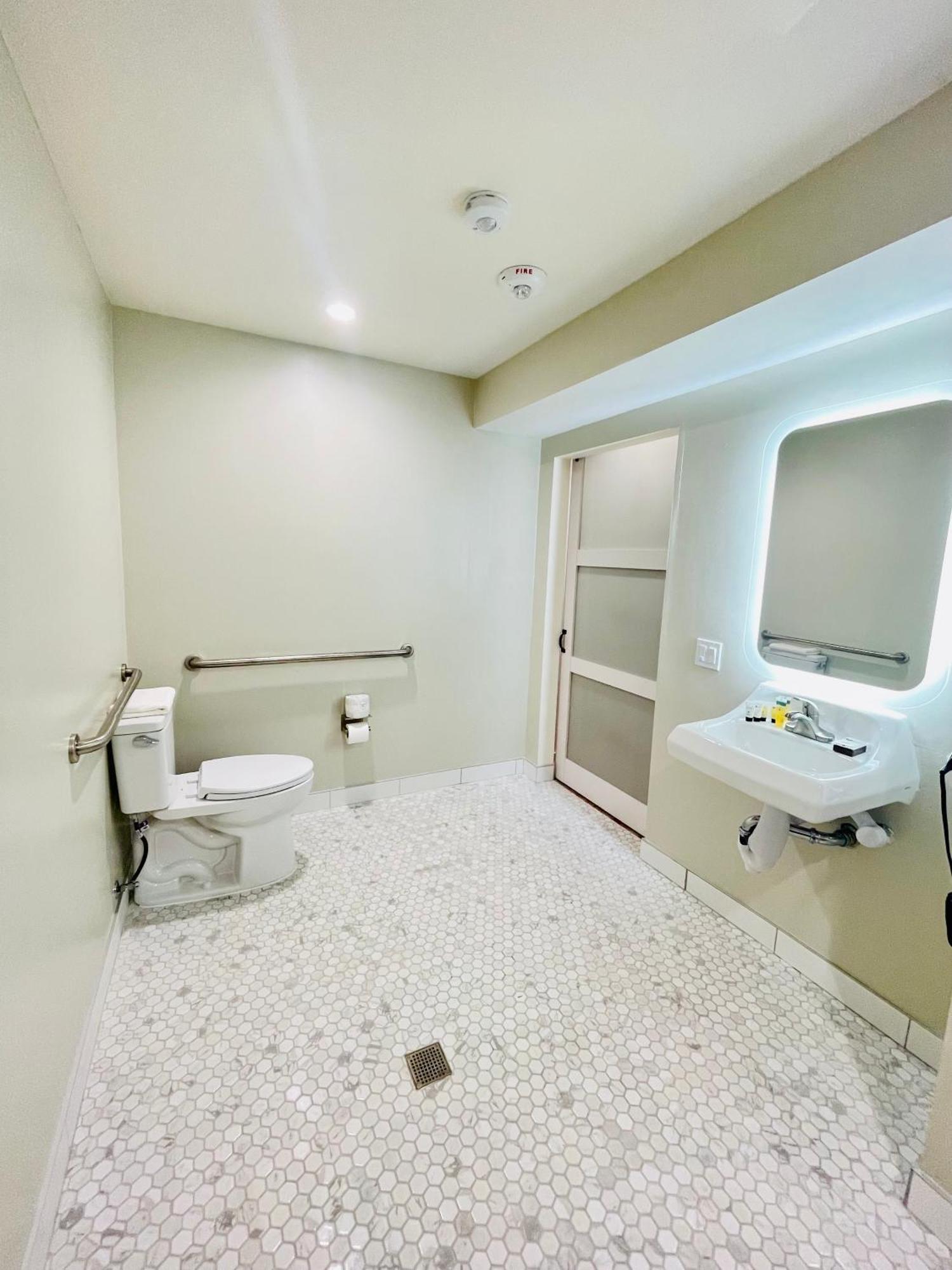 King Room - Disability Access,1499133226:JPEG