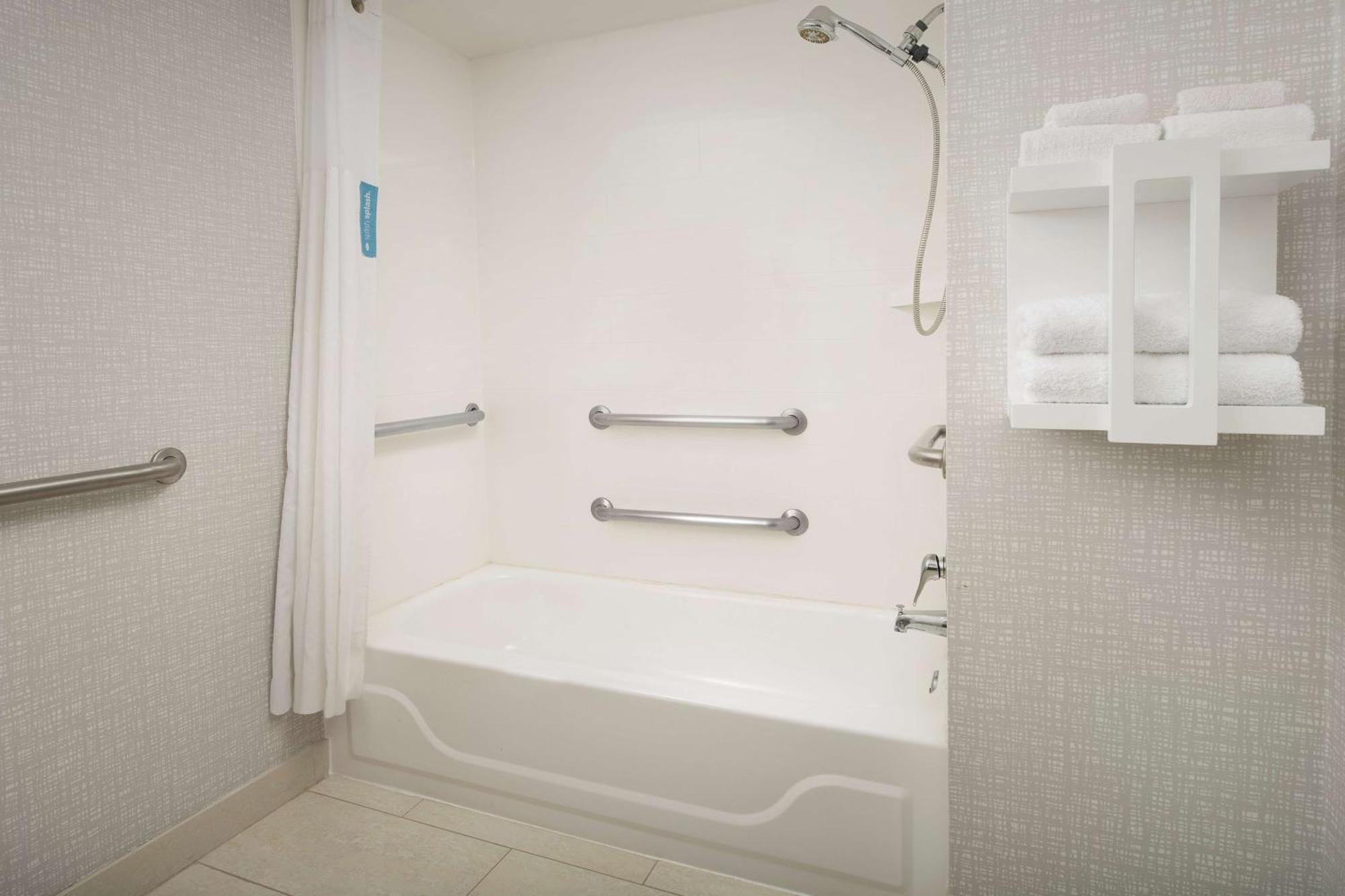 King Room with Accessible Tub - Mobility and Hearing Access/Non-Smoking