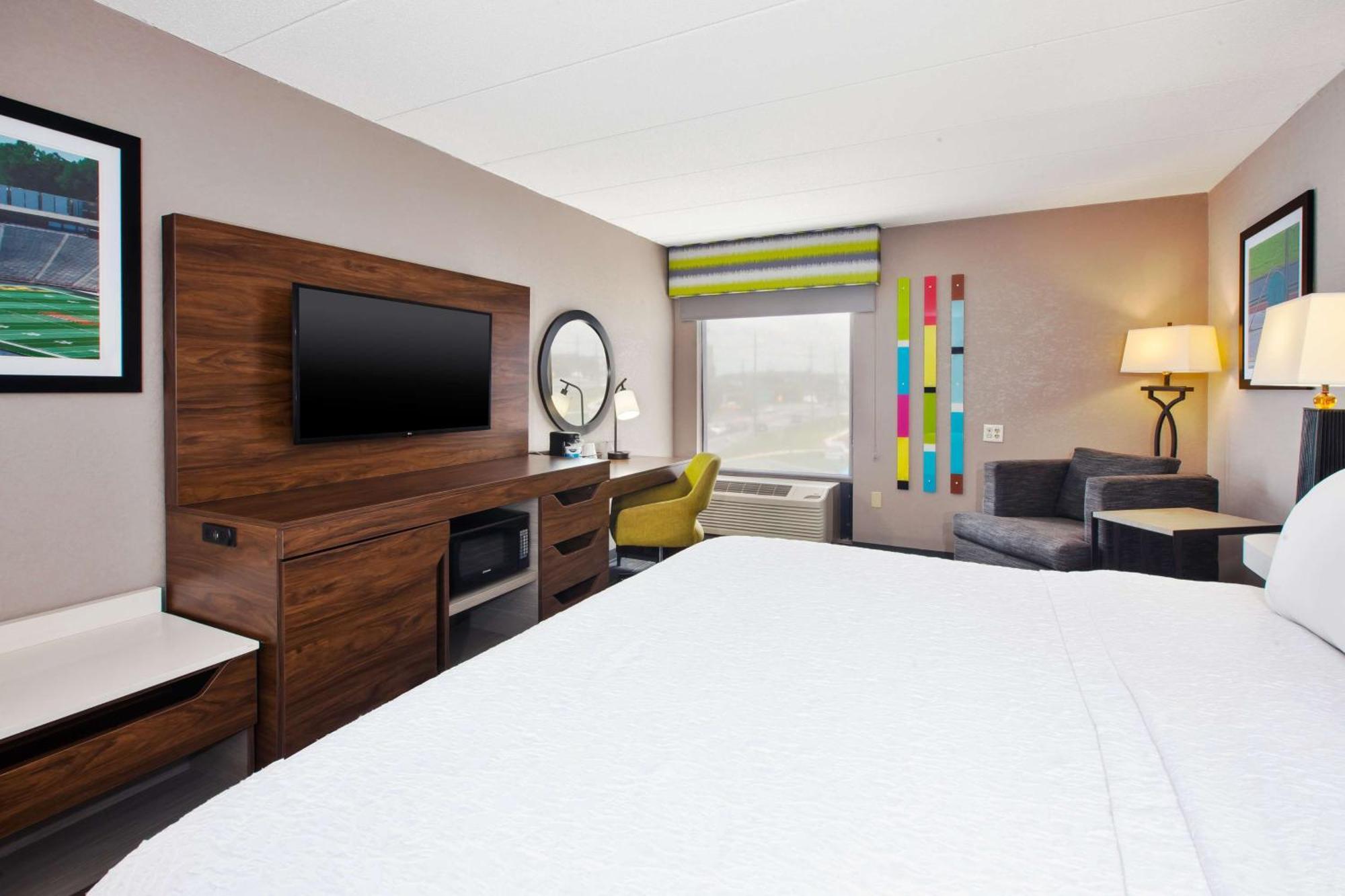 King Room with King Bed - Non-Smoking