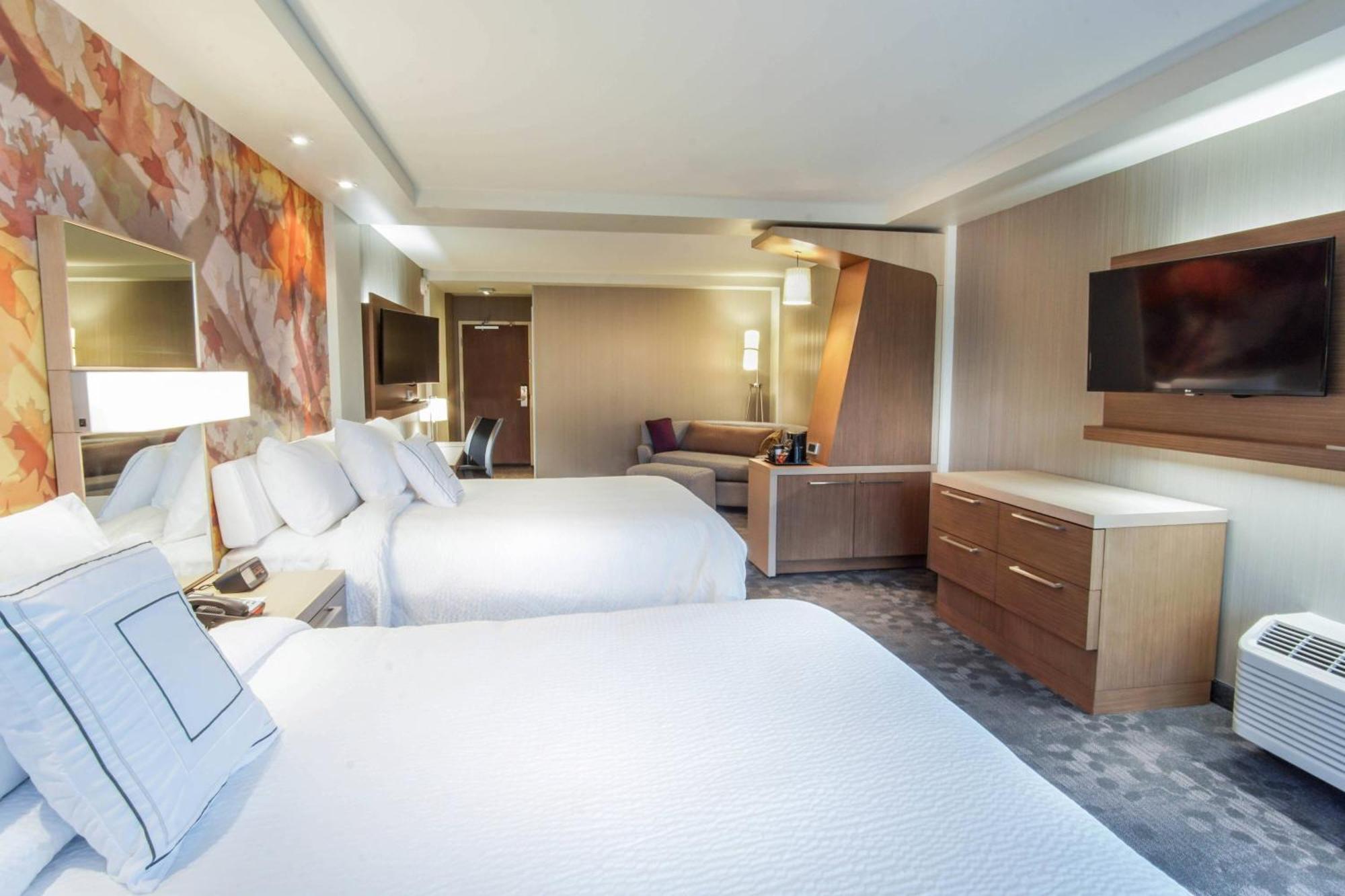 Studio with Two Queen Beds and Bathtub - Mobility Access
