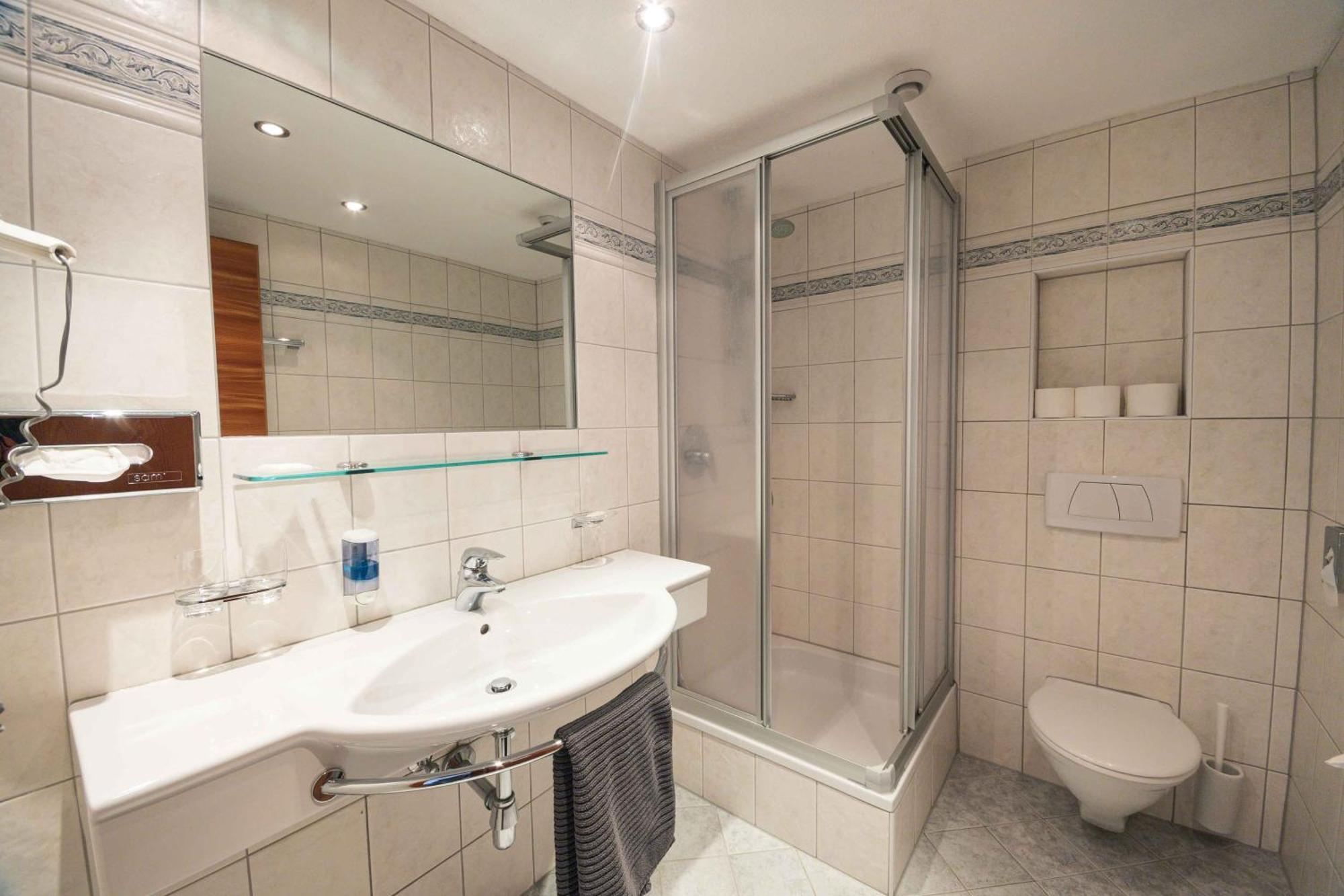 Driepersoonskamer met Badkamer