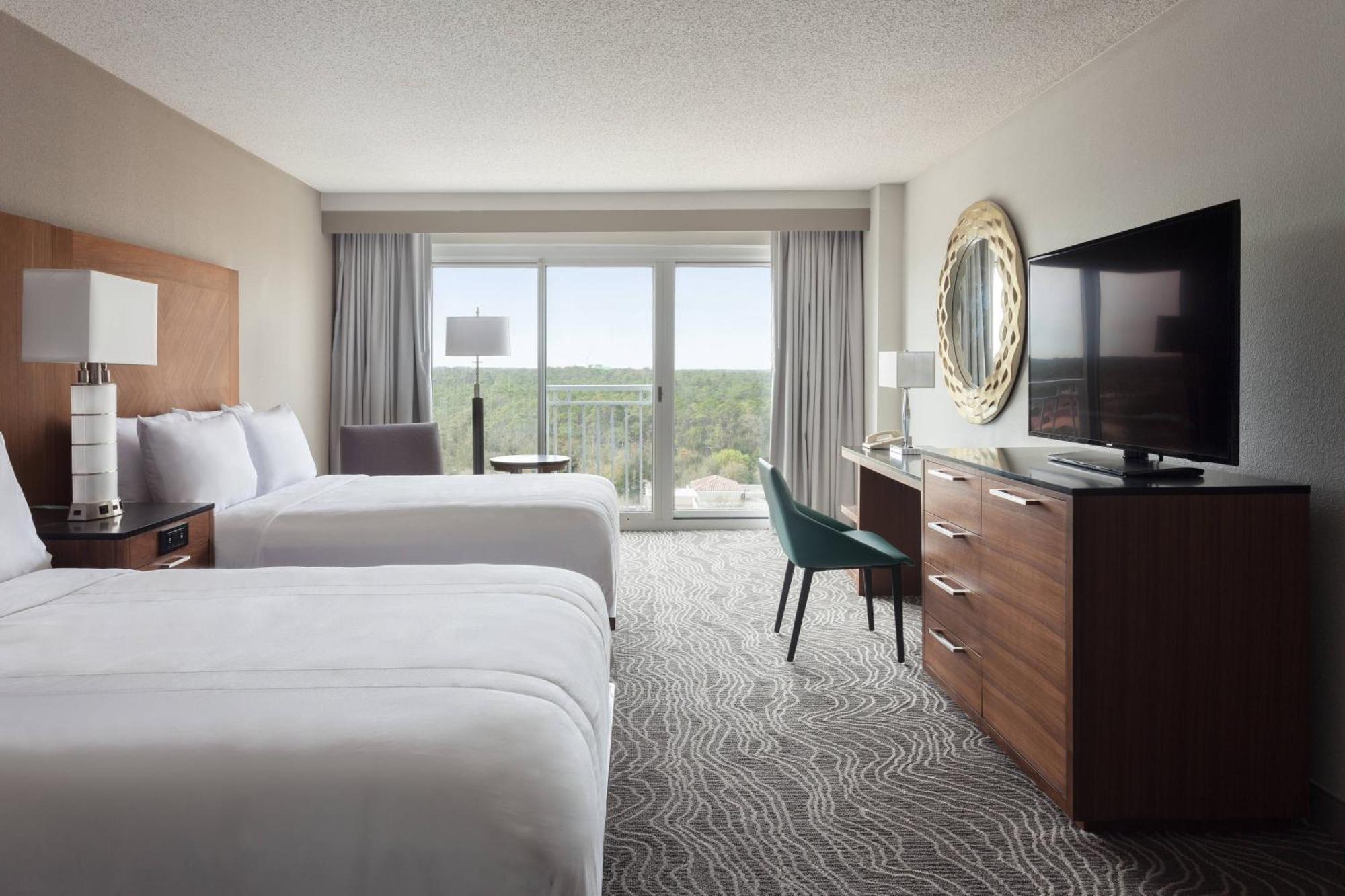 Queen Room with Resort View - Mobility/Hearing Accessible with Roll-In Shower,1710412553:JPEG
