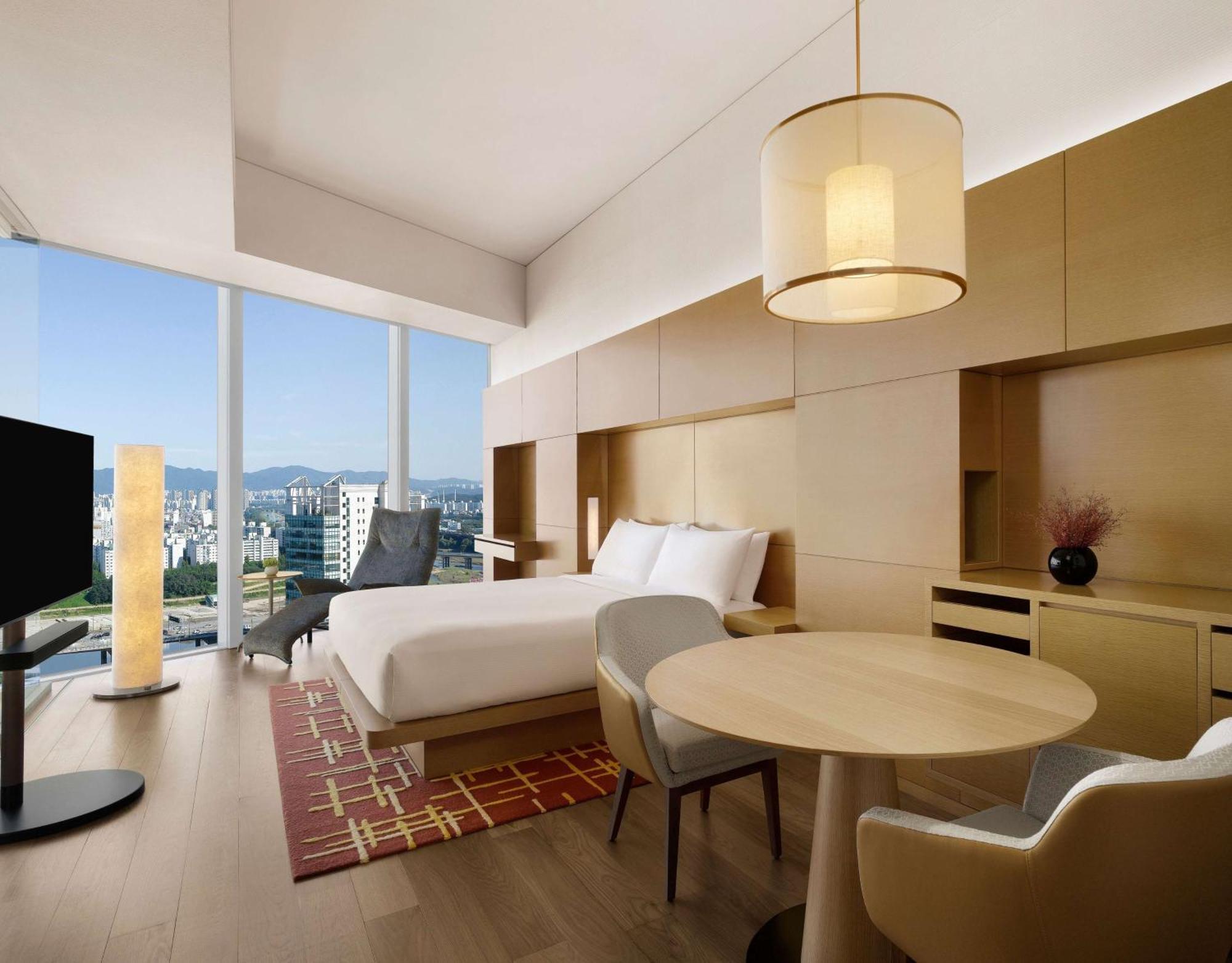 1 King Bed
