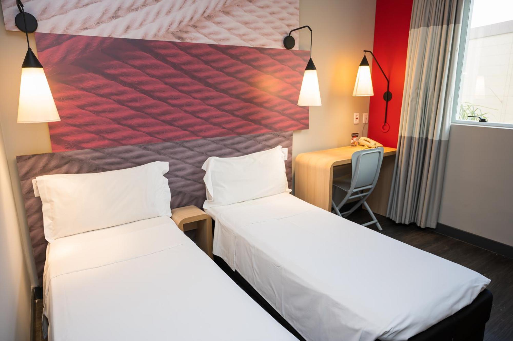 Quarto com 2 Camas de Solteiro