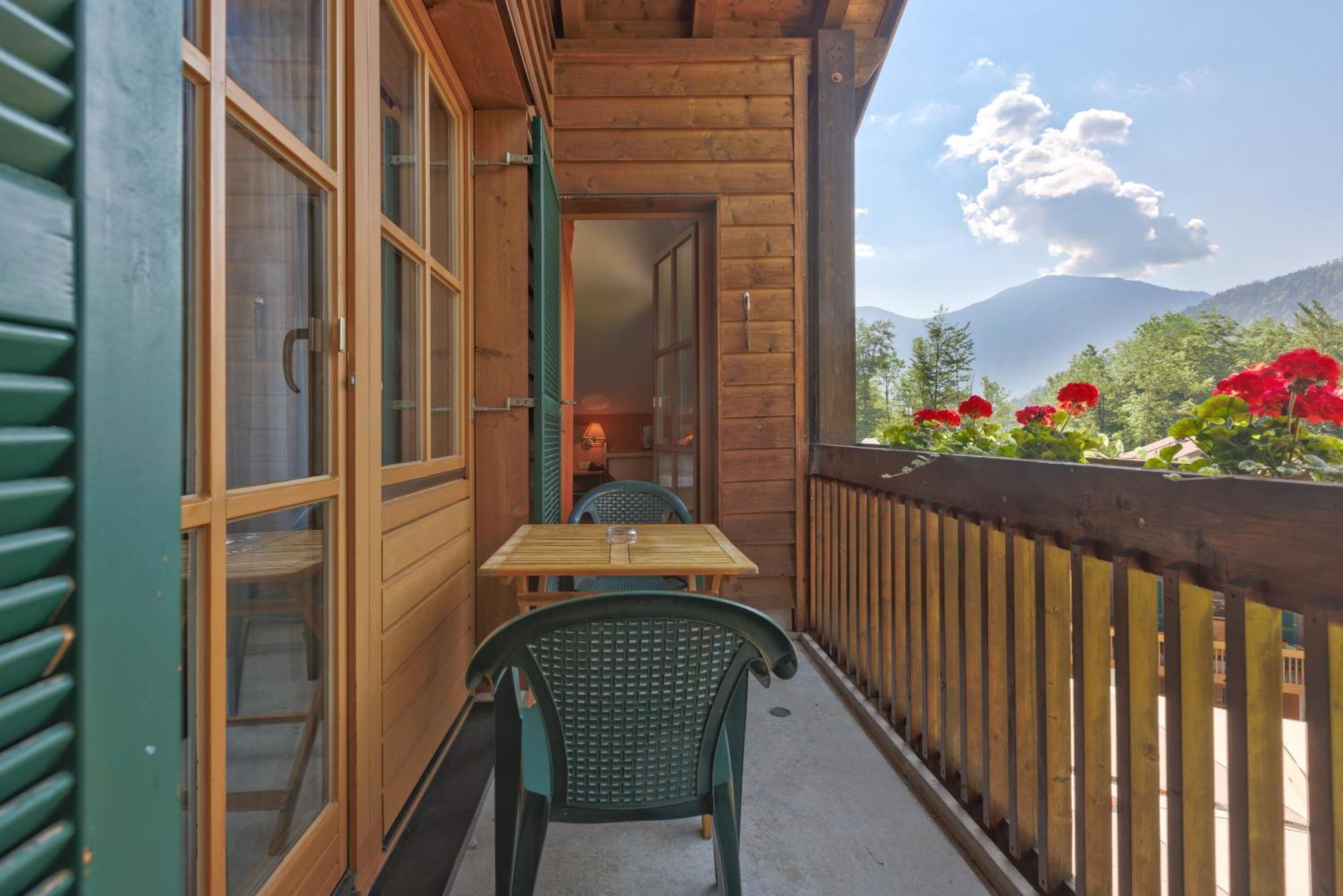 Doppel- oder Zweibettzimmer mit Bergblick und Gemeinschaftsbalkon