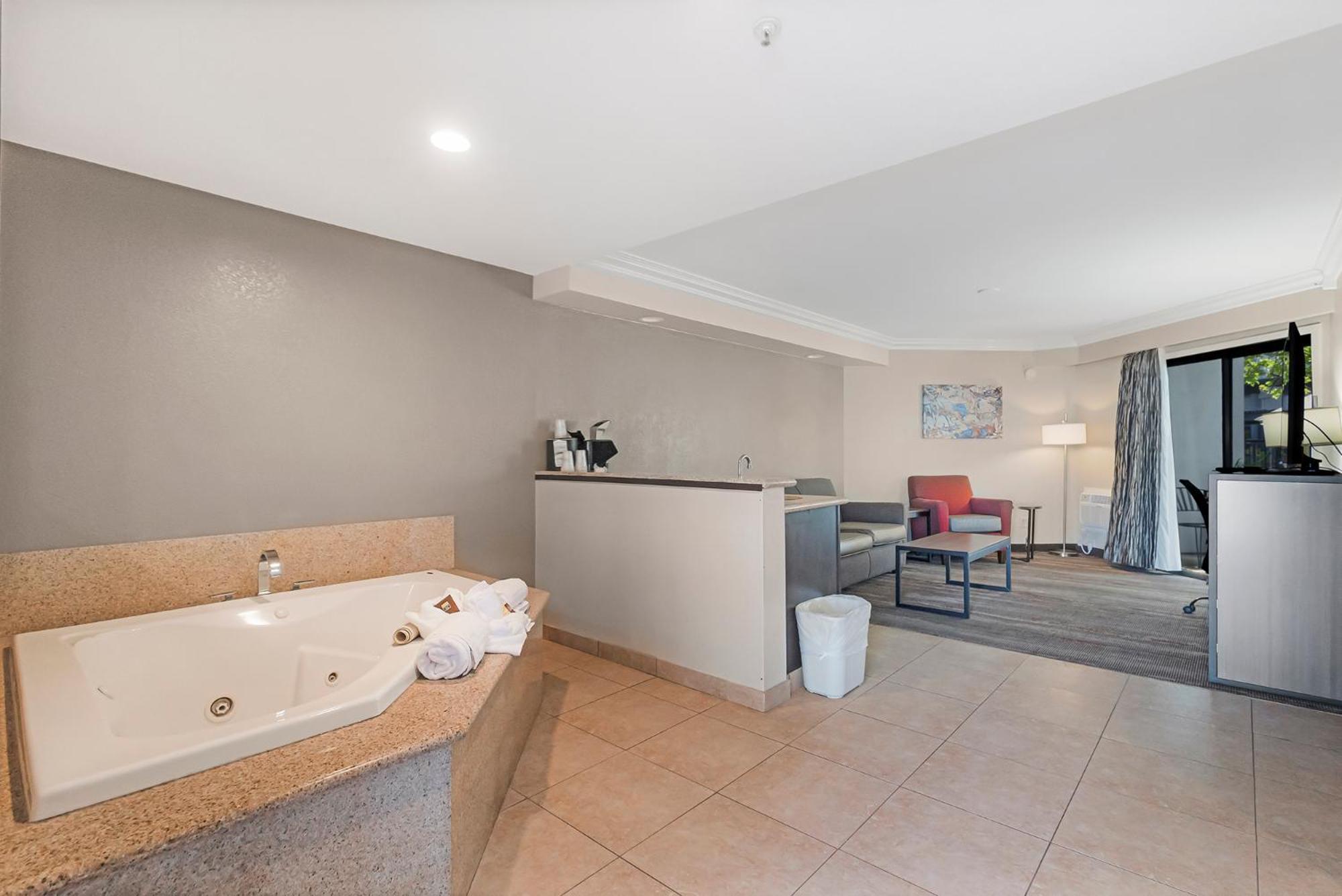 King Suite with Spa Bath - Non-Smoking
