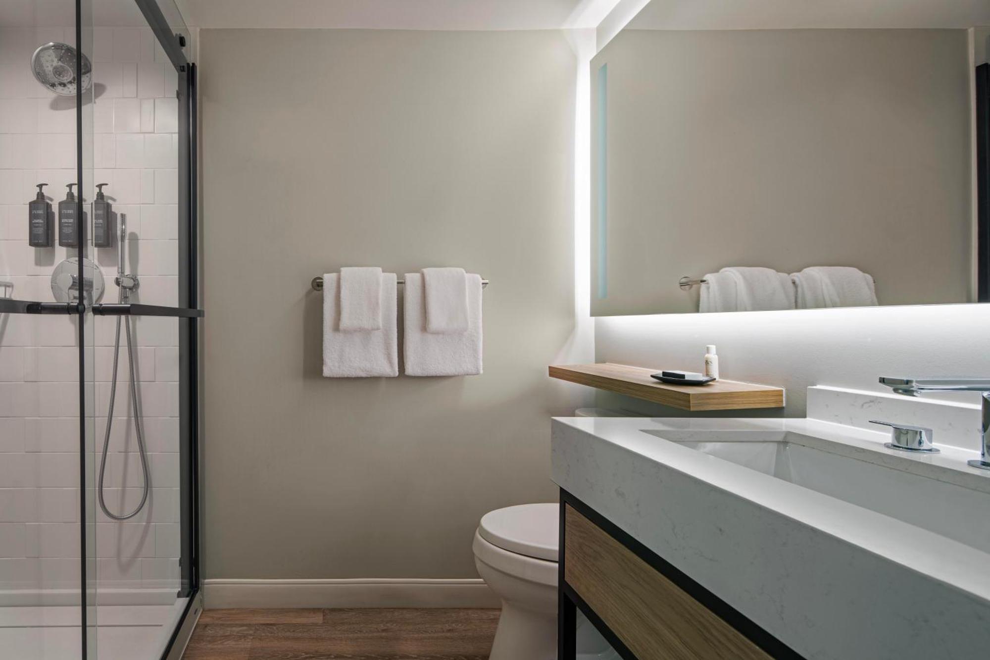 Larger Guest room, 1 King,1706580180:JPEG