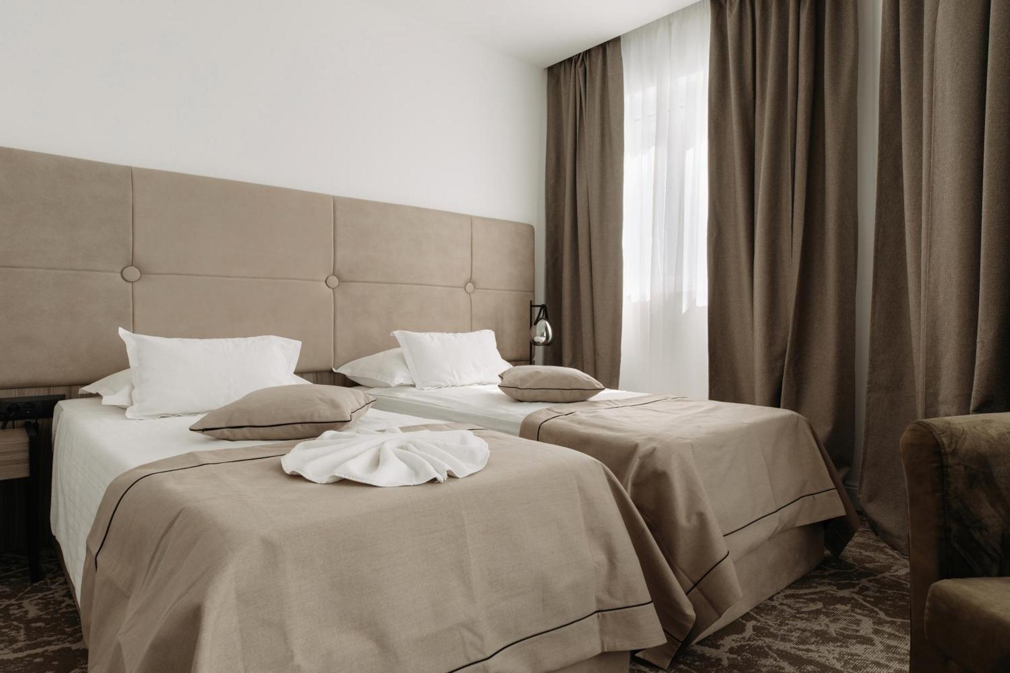 Deluxe Doppelzimmer mit Balkon und teilweisem Meerblick