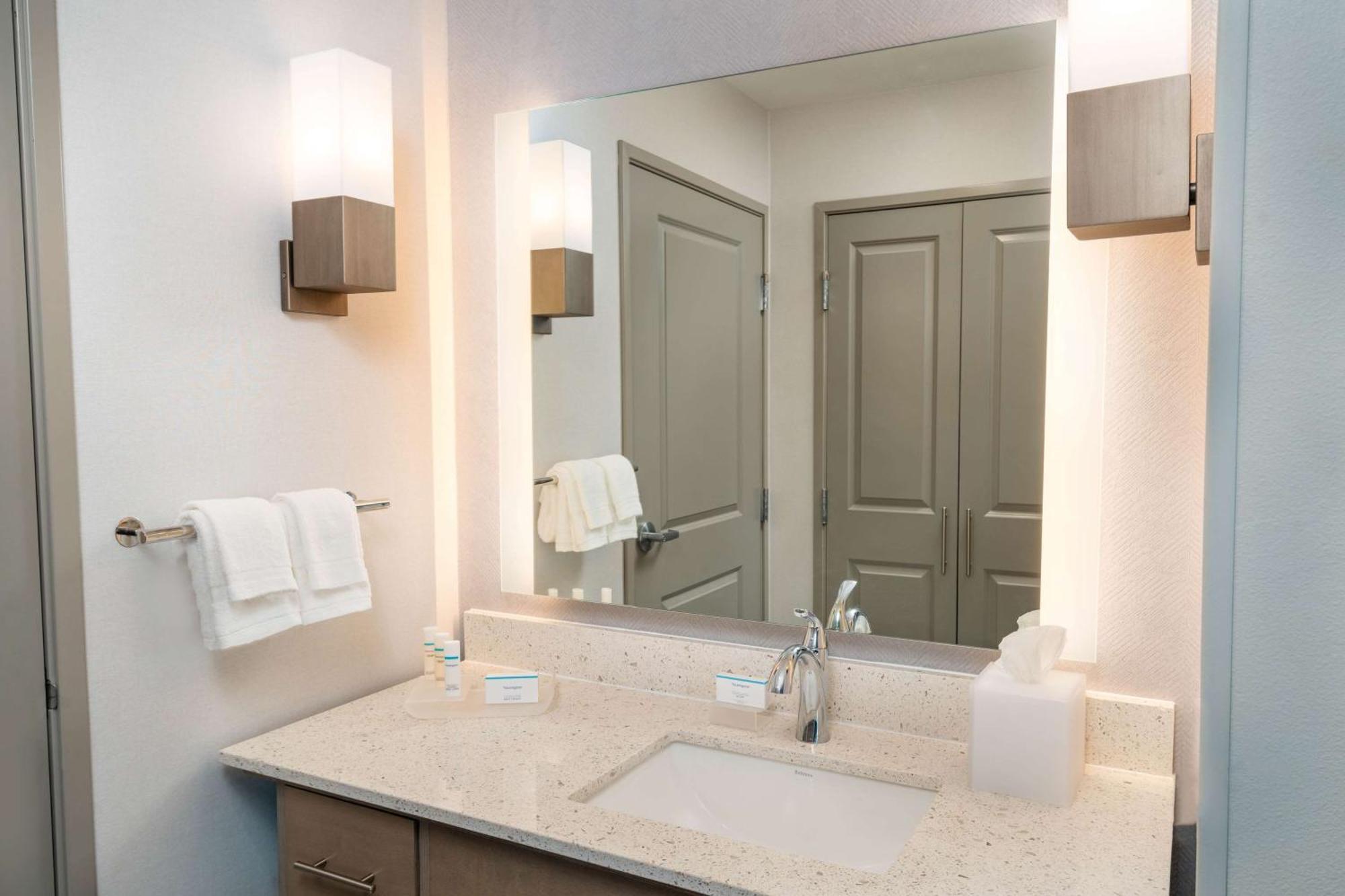 One-Bedroom Queen Suite with Two Queen Beds - Non-Smoking,1557081103:JPEG