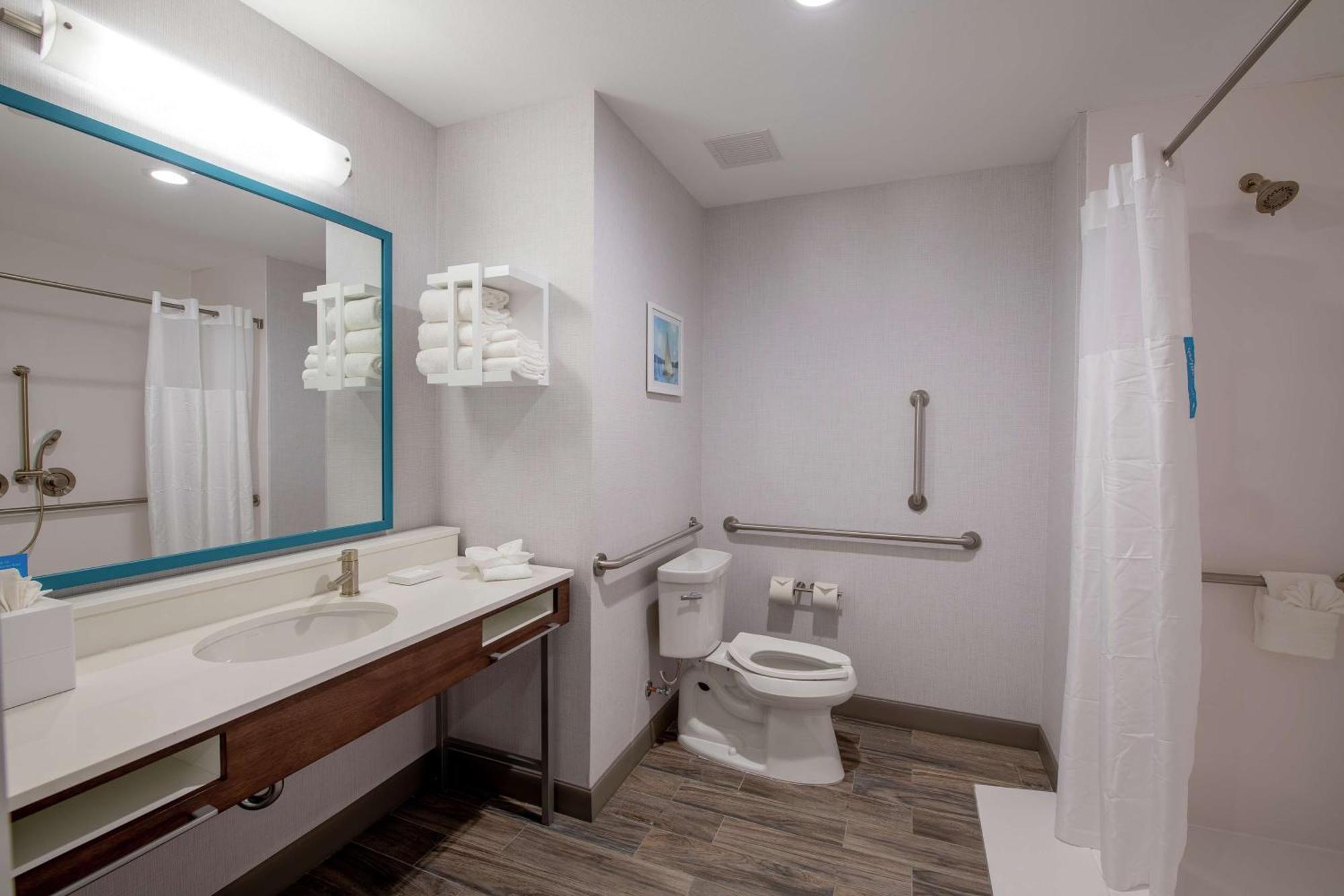 King Room Roll Shower Mobility Hearing Access or Non-Smoking,1557106864:JPEG