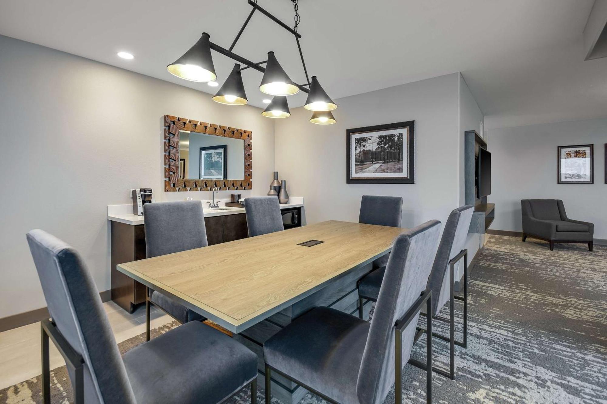 Conference King Suite