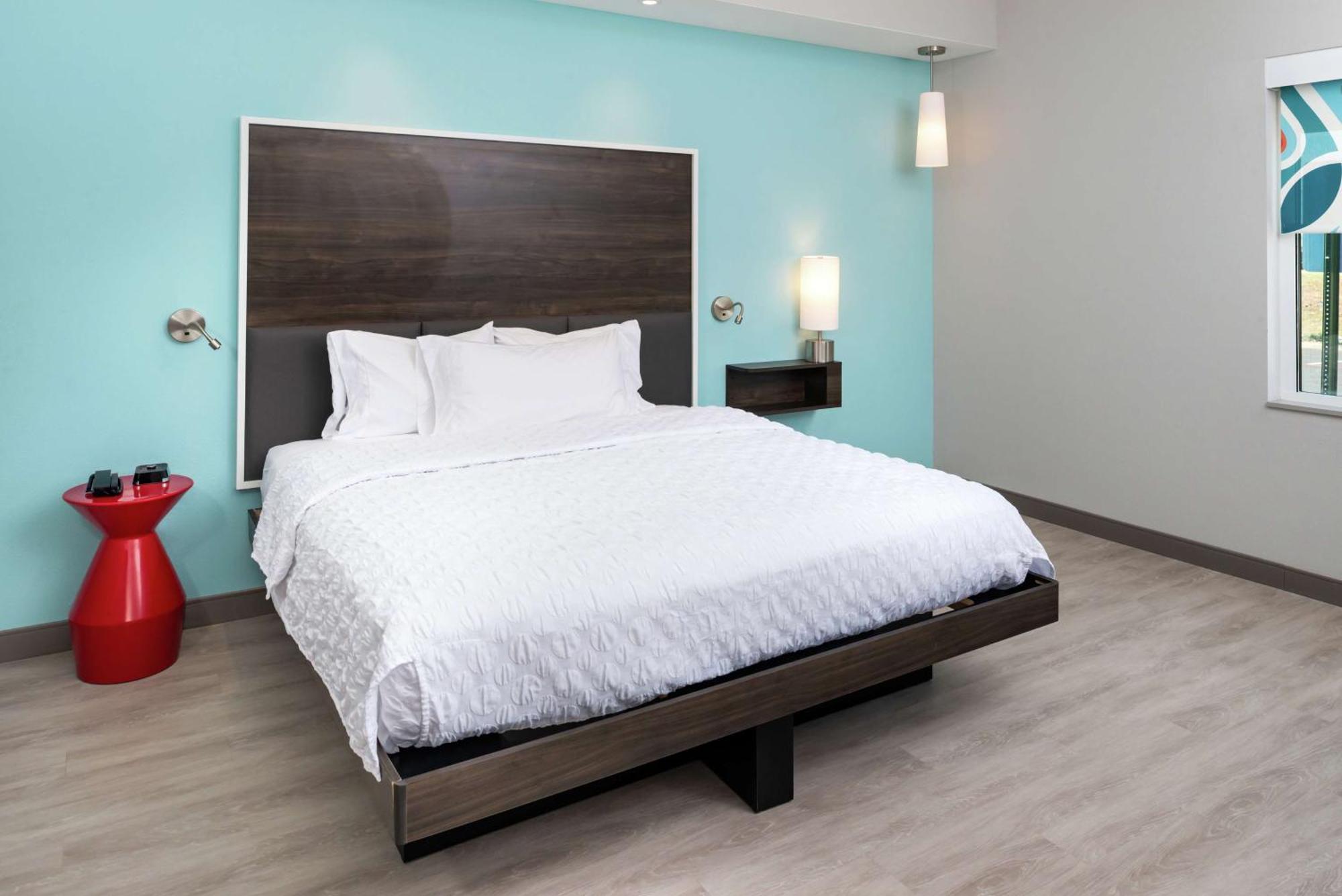 King Room with Accessible Tub - Mobility Access