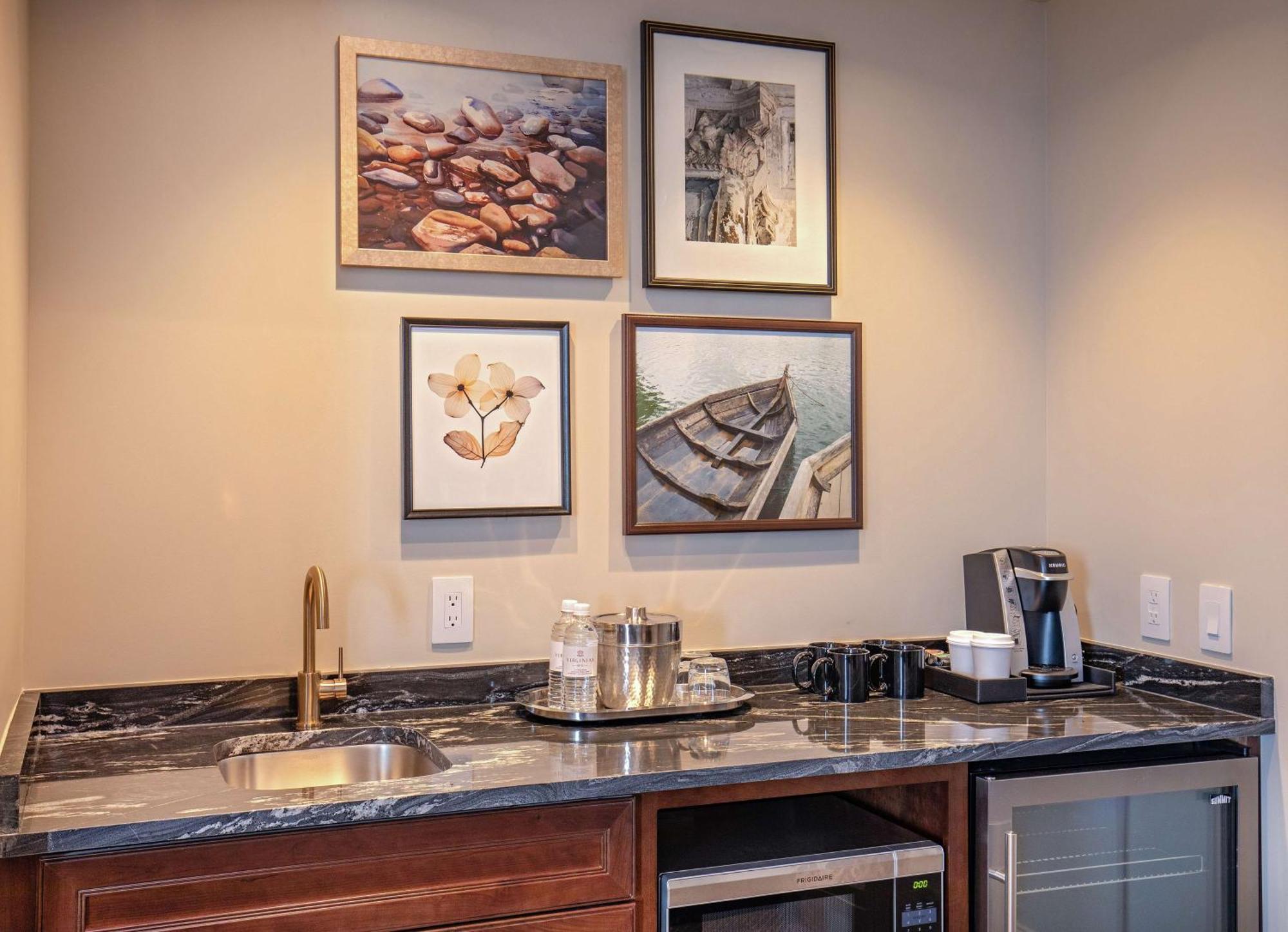 Deluxe One-Bedroom King Suite
