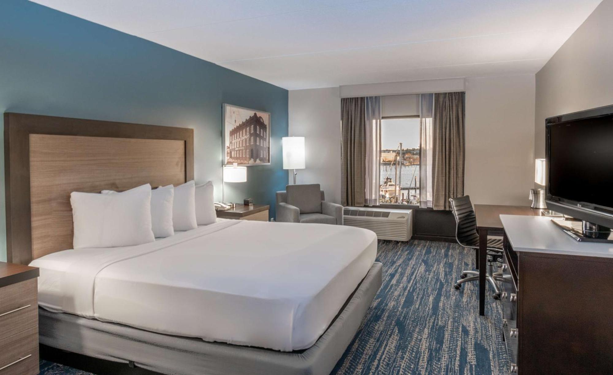 King Room with River View - Non-Smoking