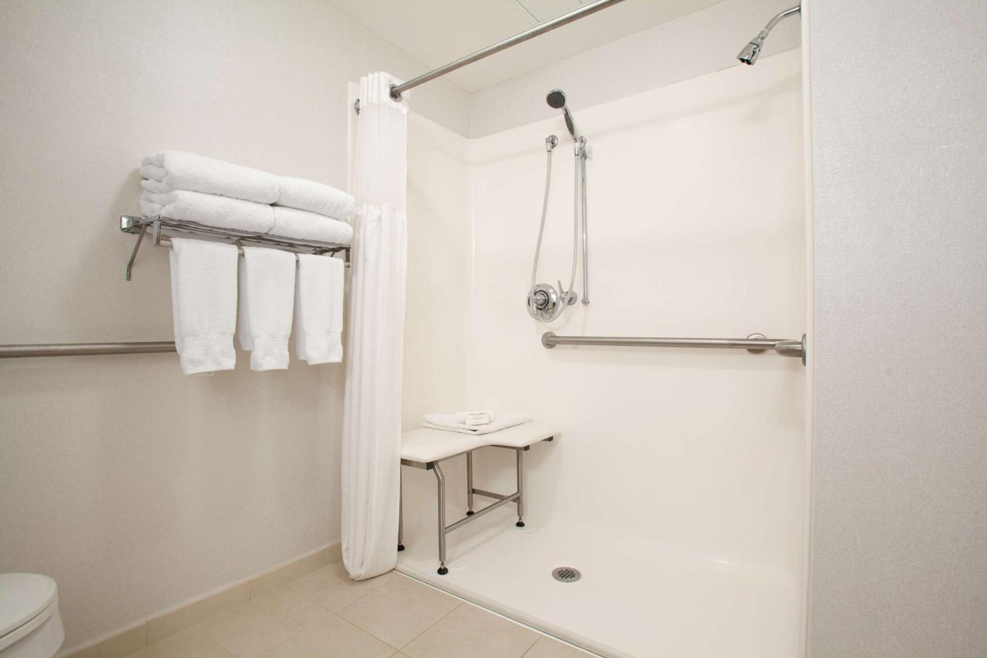 King Room Bath Tub Mobility Access,1557812236:JPEG