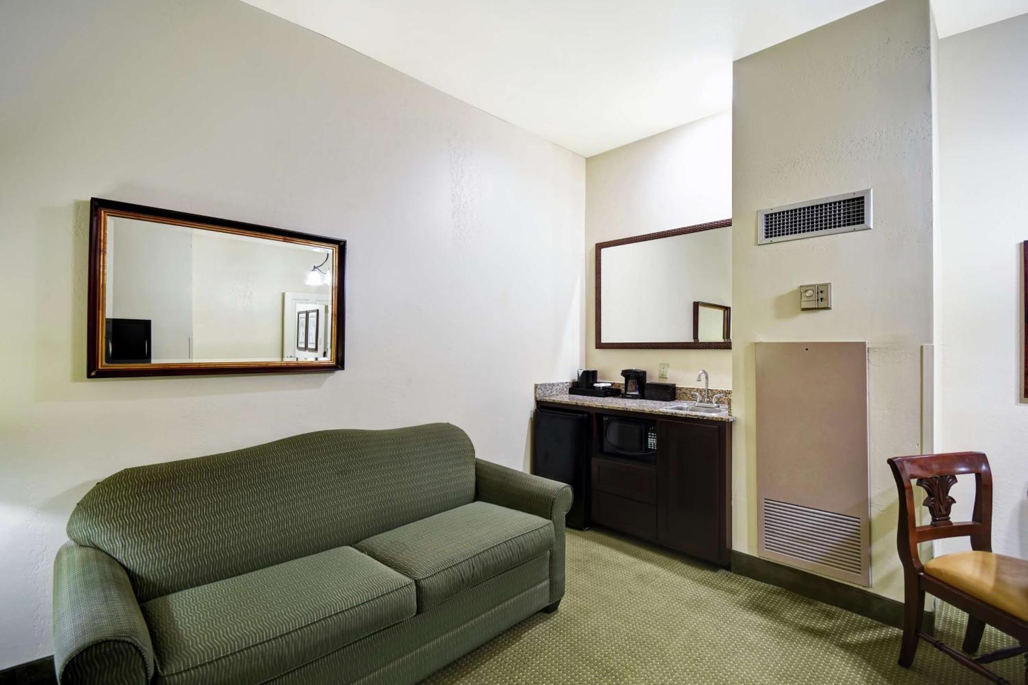 Queen Suite - Non-Smoking,1557818464:JPEG