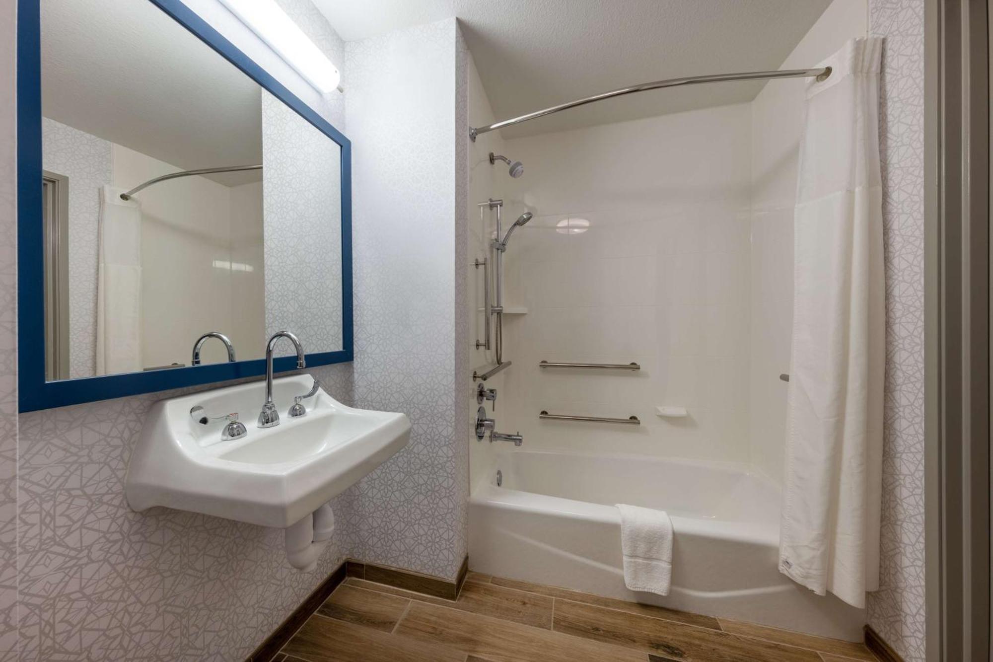 Queen Room with Two Queen Beds - Mobility Access/Non-Smoking