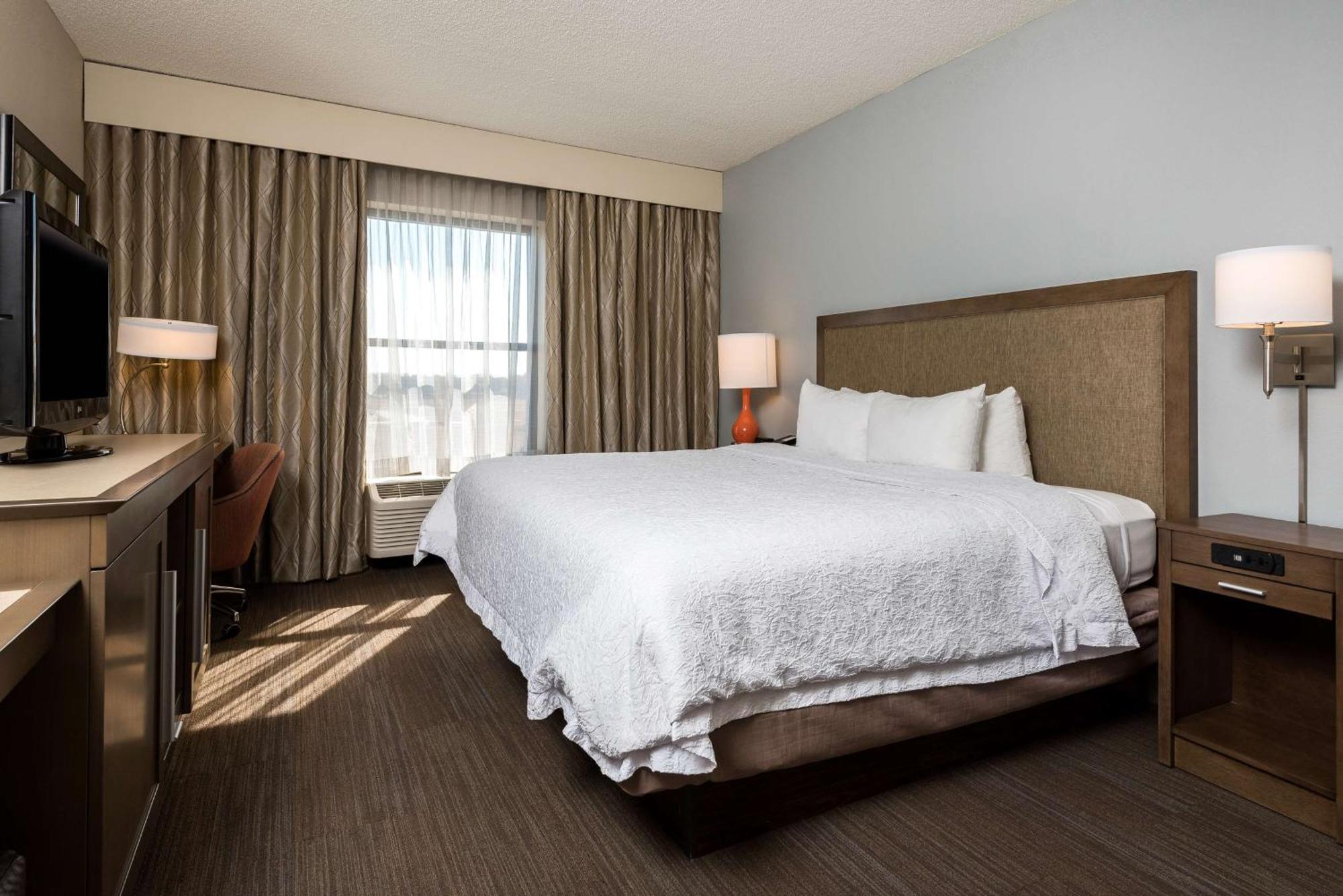 King Room with King Bed - Non-Smoking