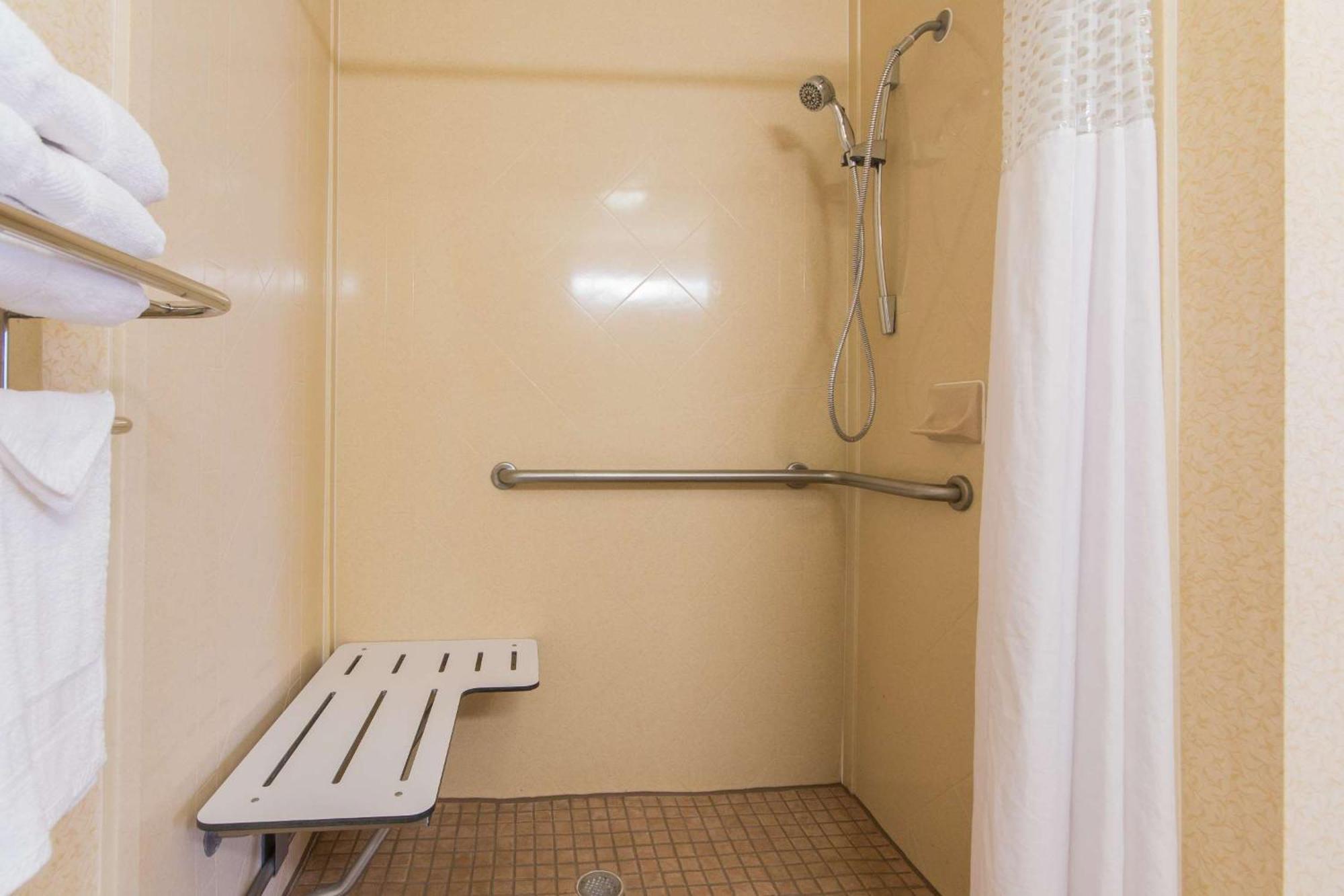 King Room - Hearing Access/Non-Smoking