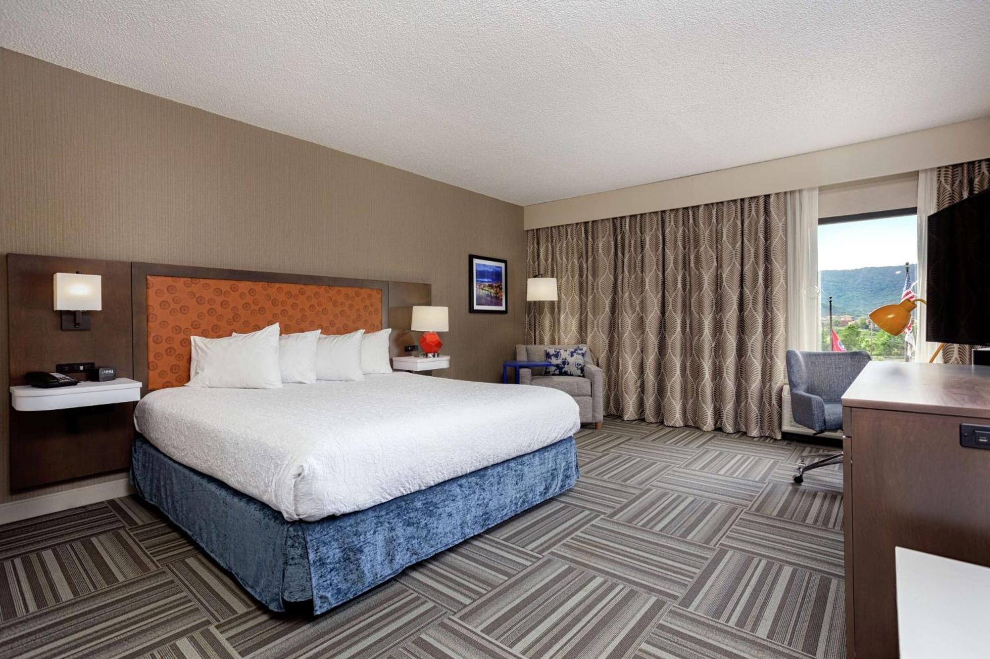 King Room with Accessible Tub - Mobility and Hearing Access/Non-Smoking
