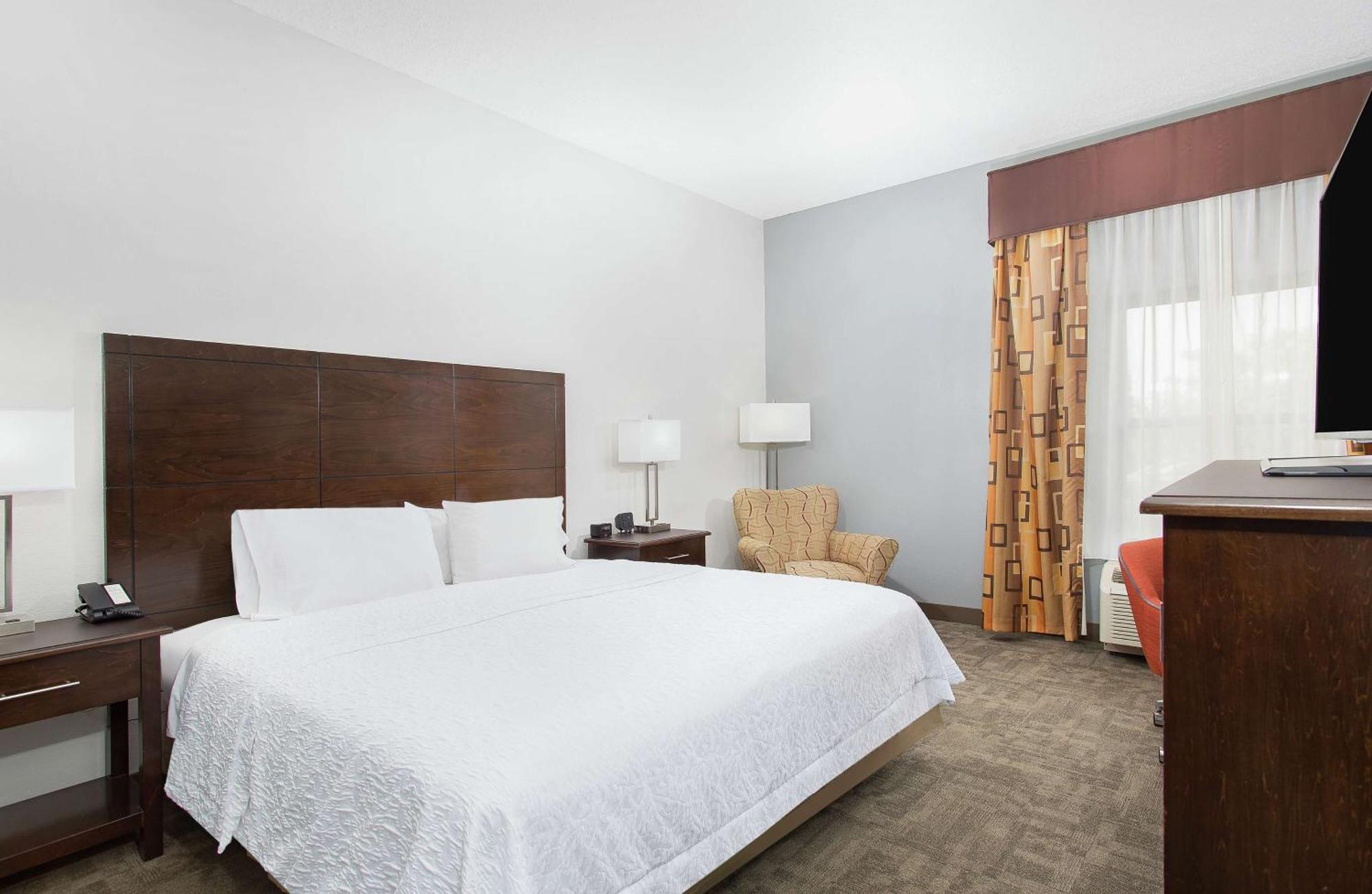 King Room with Accessible Tub - Mobility and Hearing Access/Non-Smoking