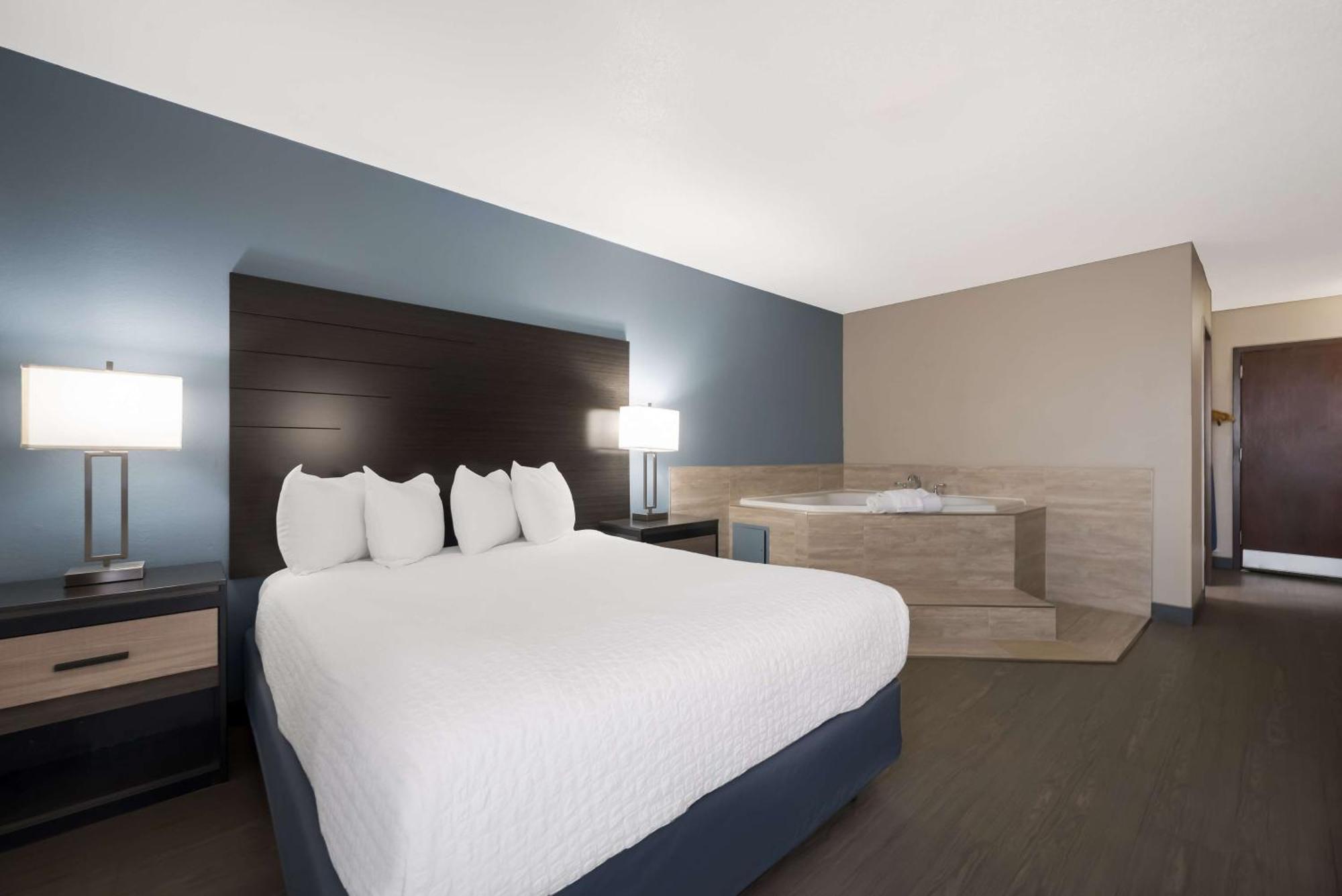 Queen Suite with Whirlpool - Non-Smoking