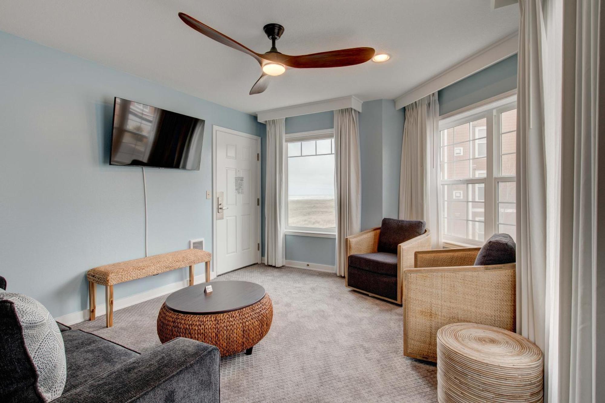 Partial Ocean View Queen Suite with Jetted Tub