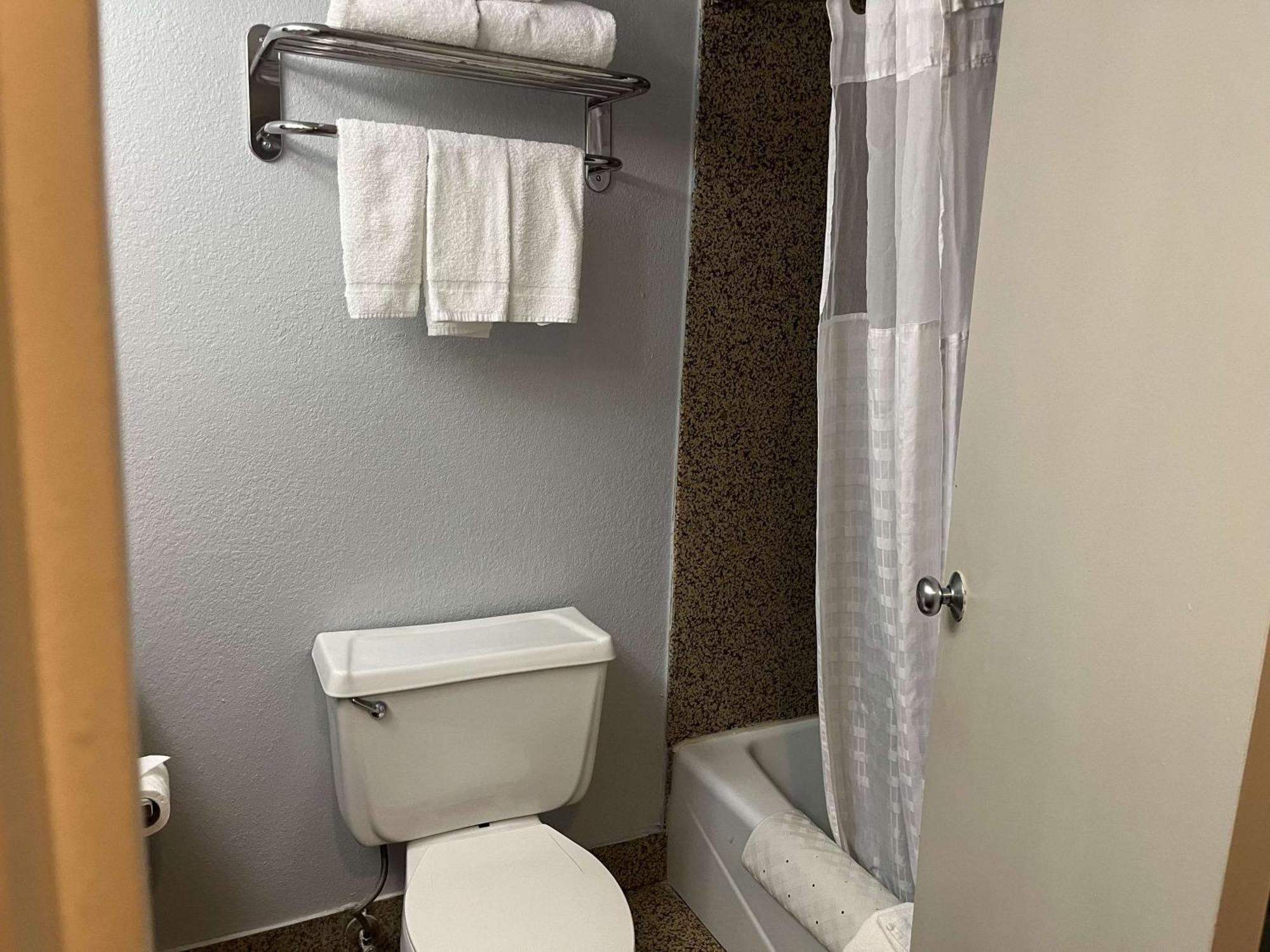 Queen Room - Disability Access - Non-Smoking