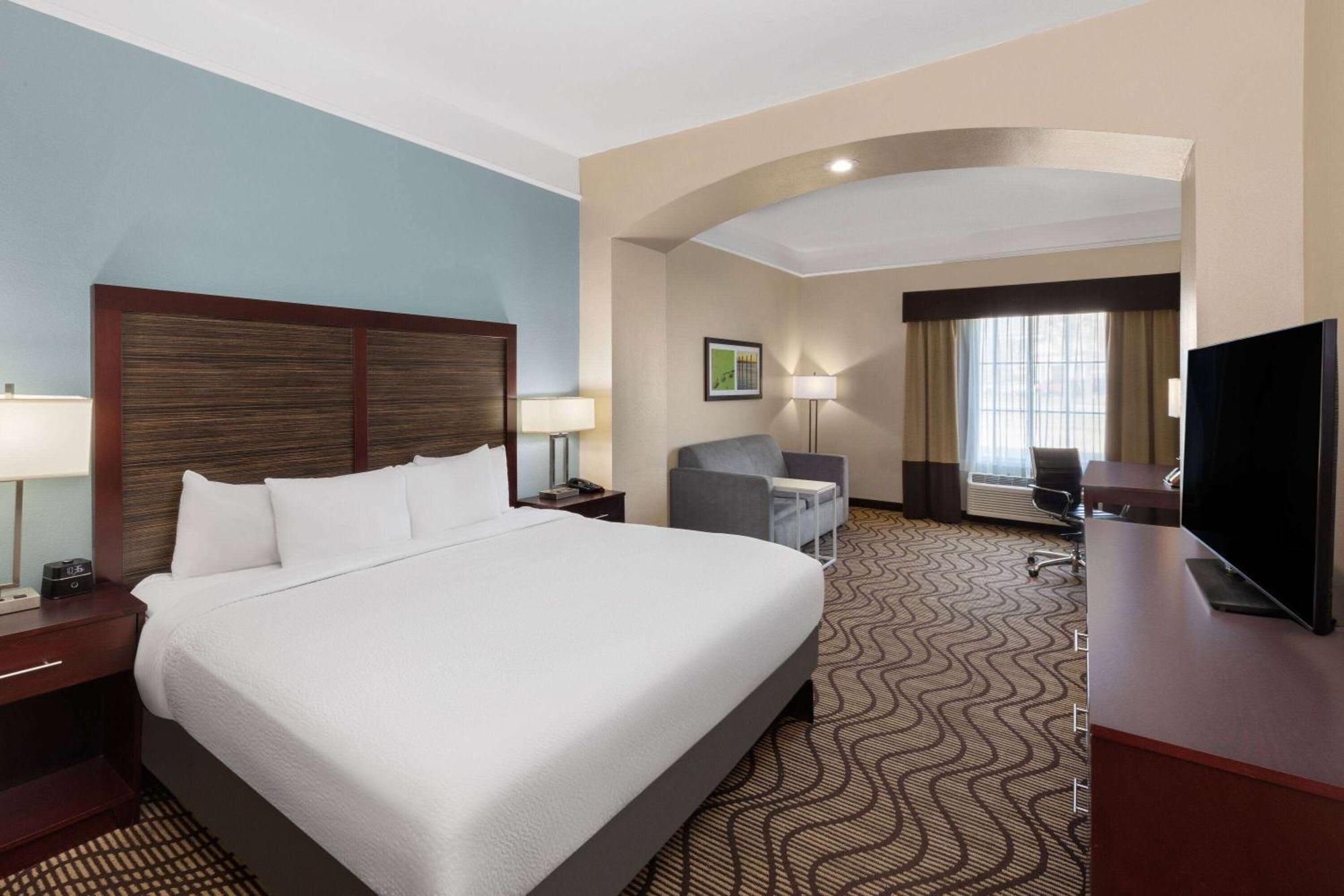 Deluxe King Room - Mobility Accessible with Bathtub with Grab Bars/Non-Smoking