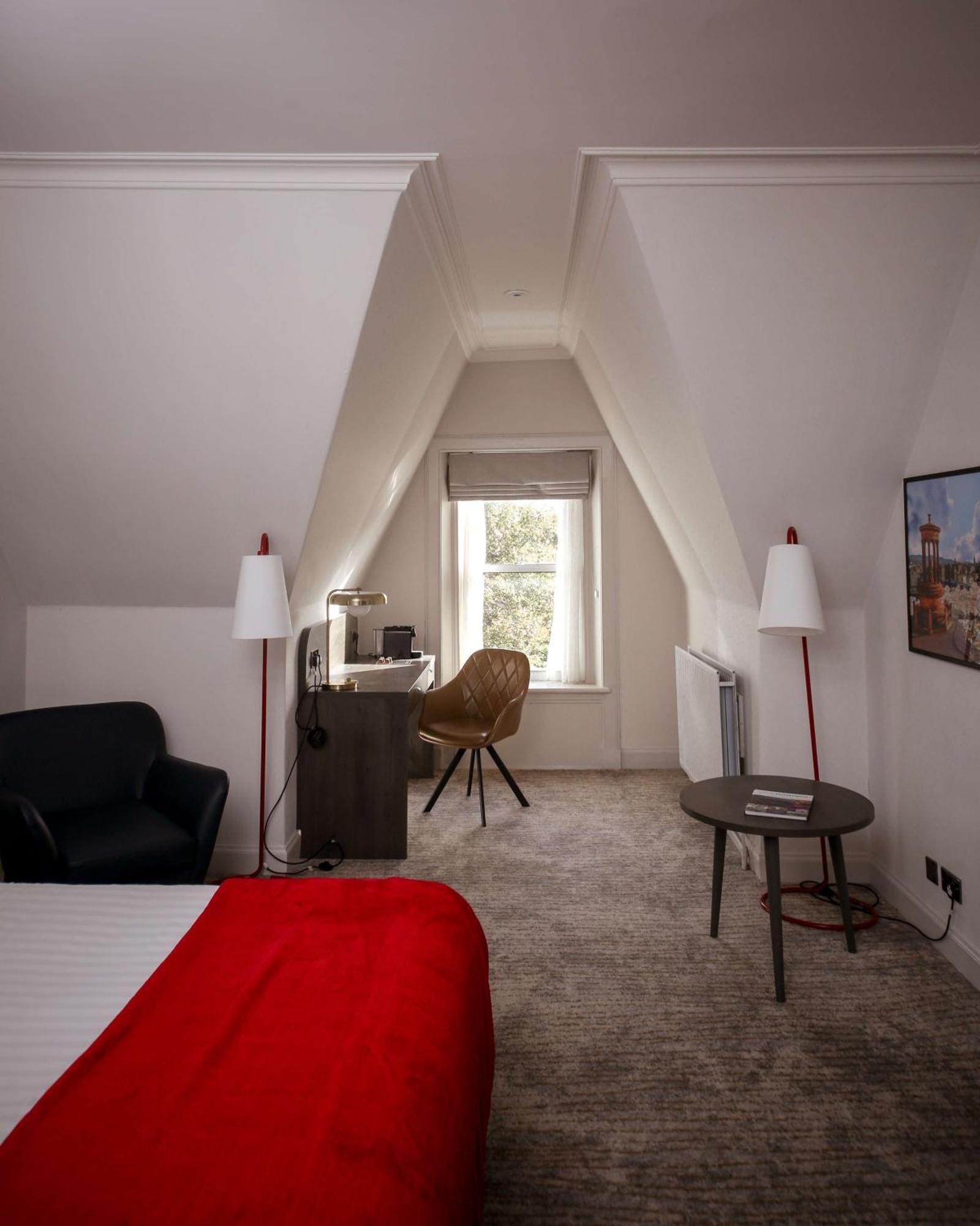 Executive King Room with Sofa Bed - Non-Smoking