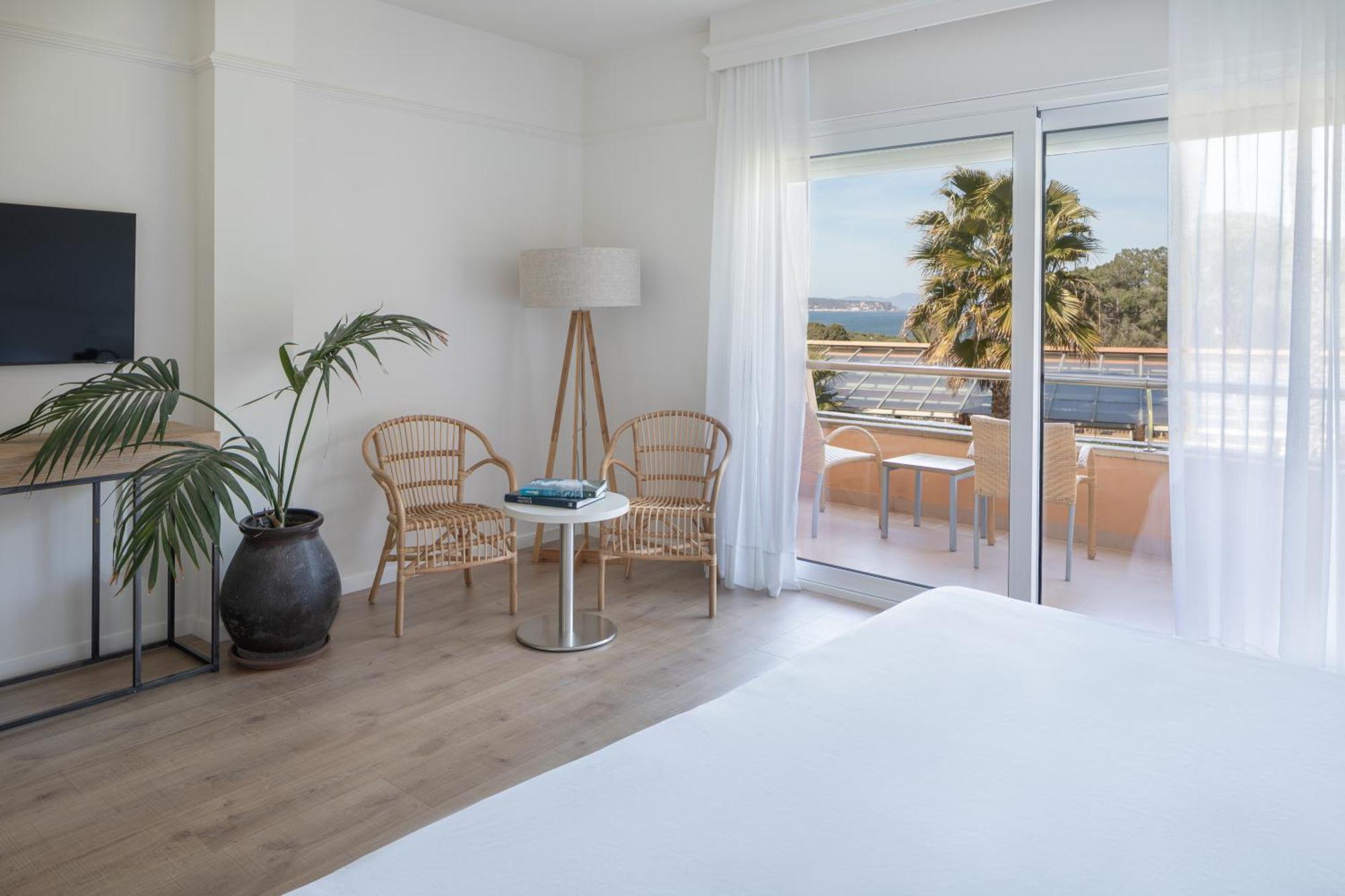 Double Room with Balcony and Sea View,1587498202:JPEG