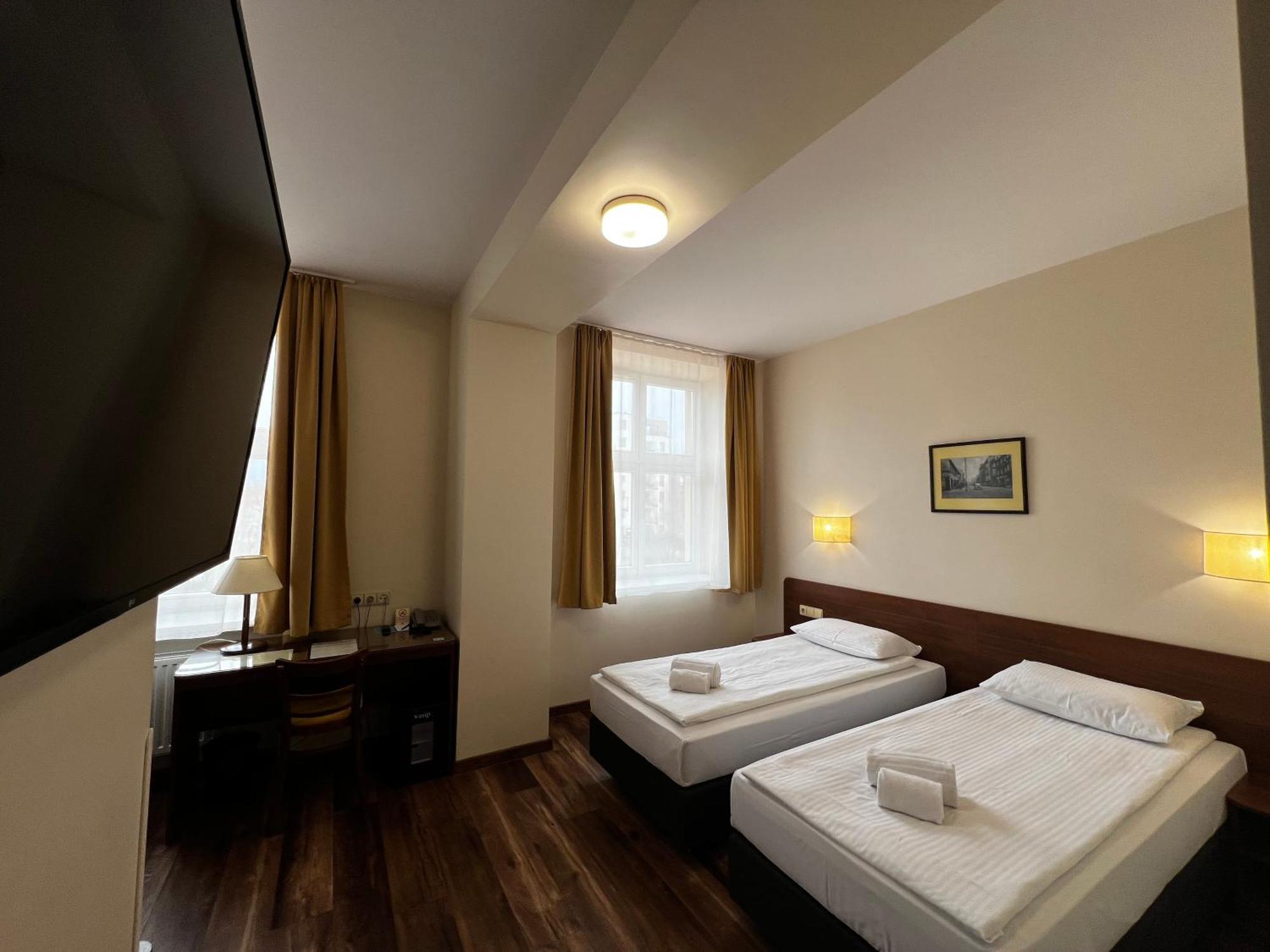 Twin Room,1742749789:JPEG