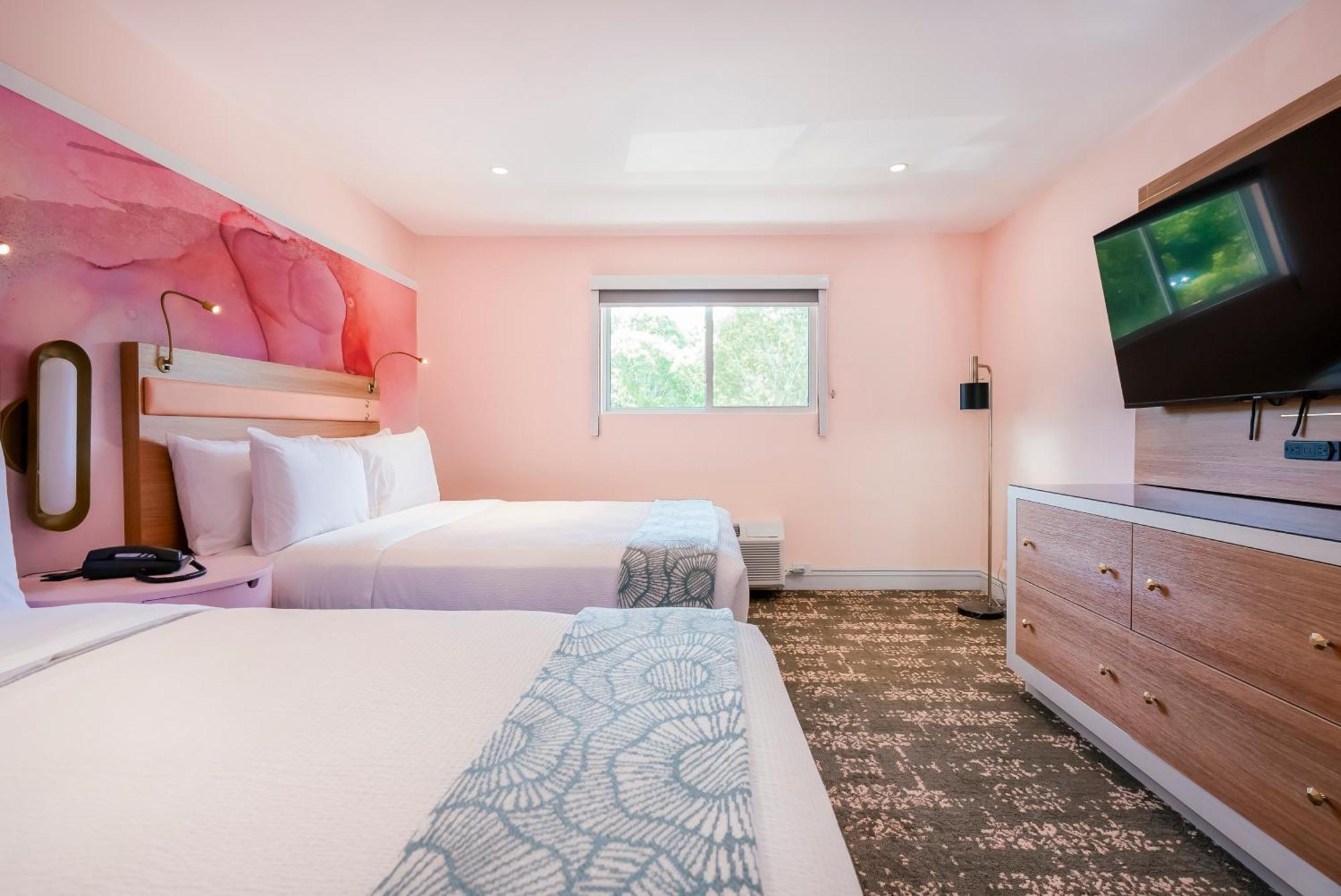 One-Bedroom Queen Suite with Two Queen Beds - First Floor