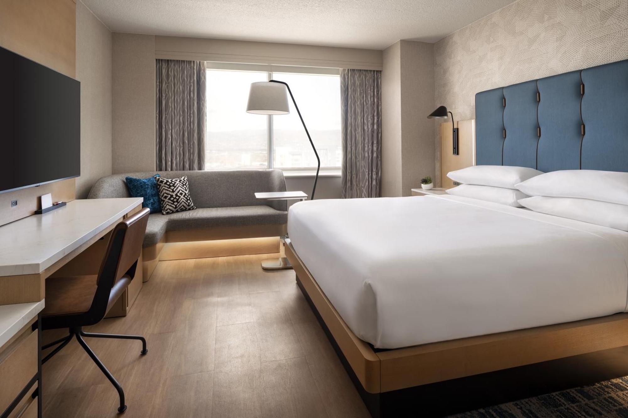M Club Guest room, 1 King Bed,1574714546:JPEG