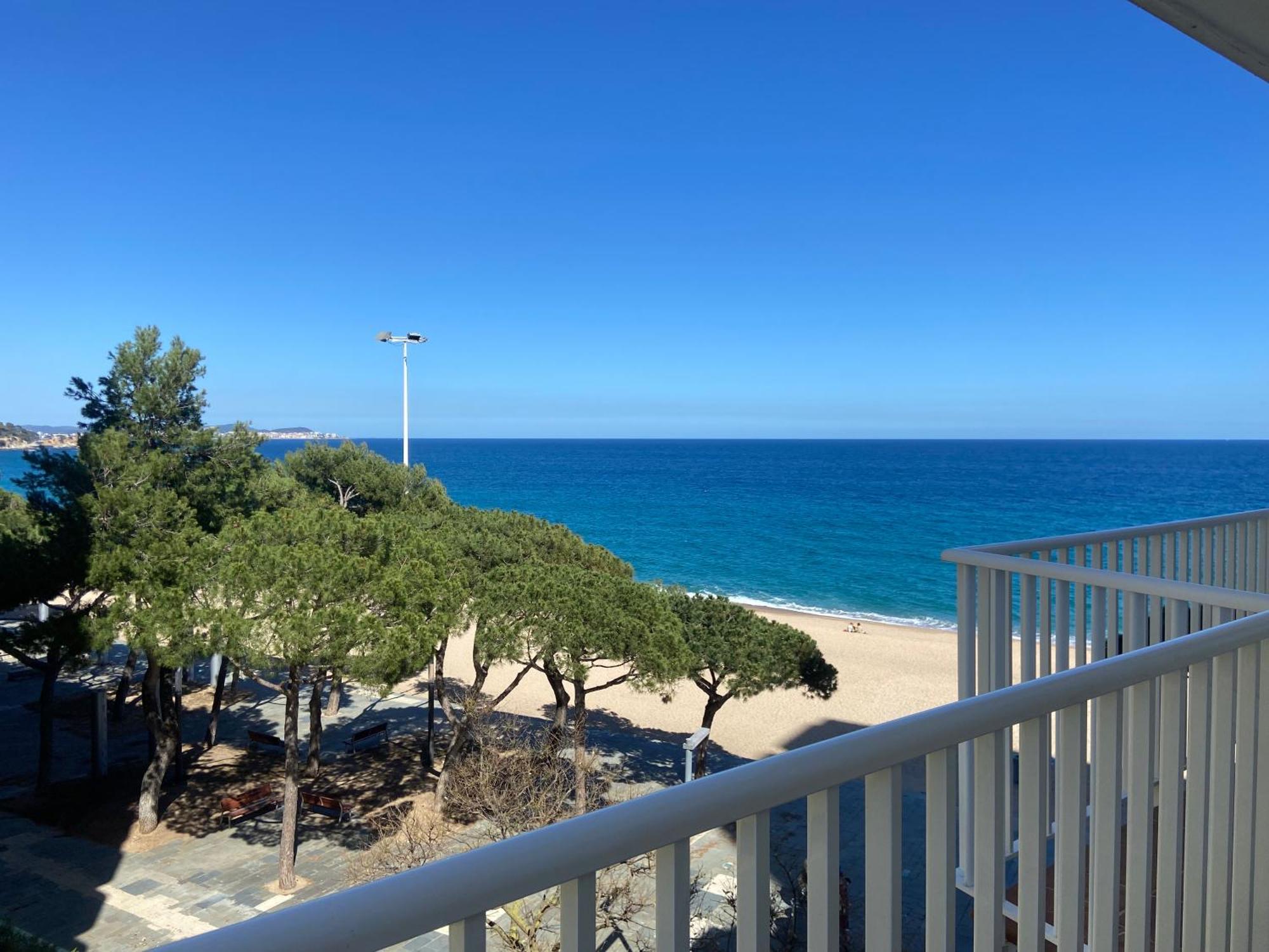 Tweepersoonskamer met een Balkon en Zijdelings Uitzicht op Zee
