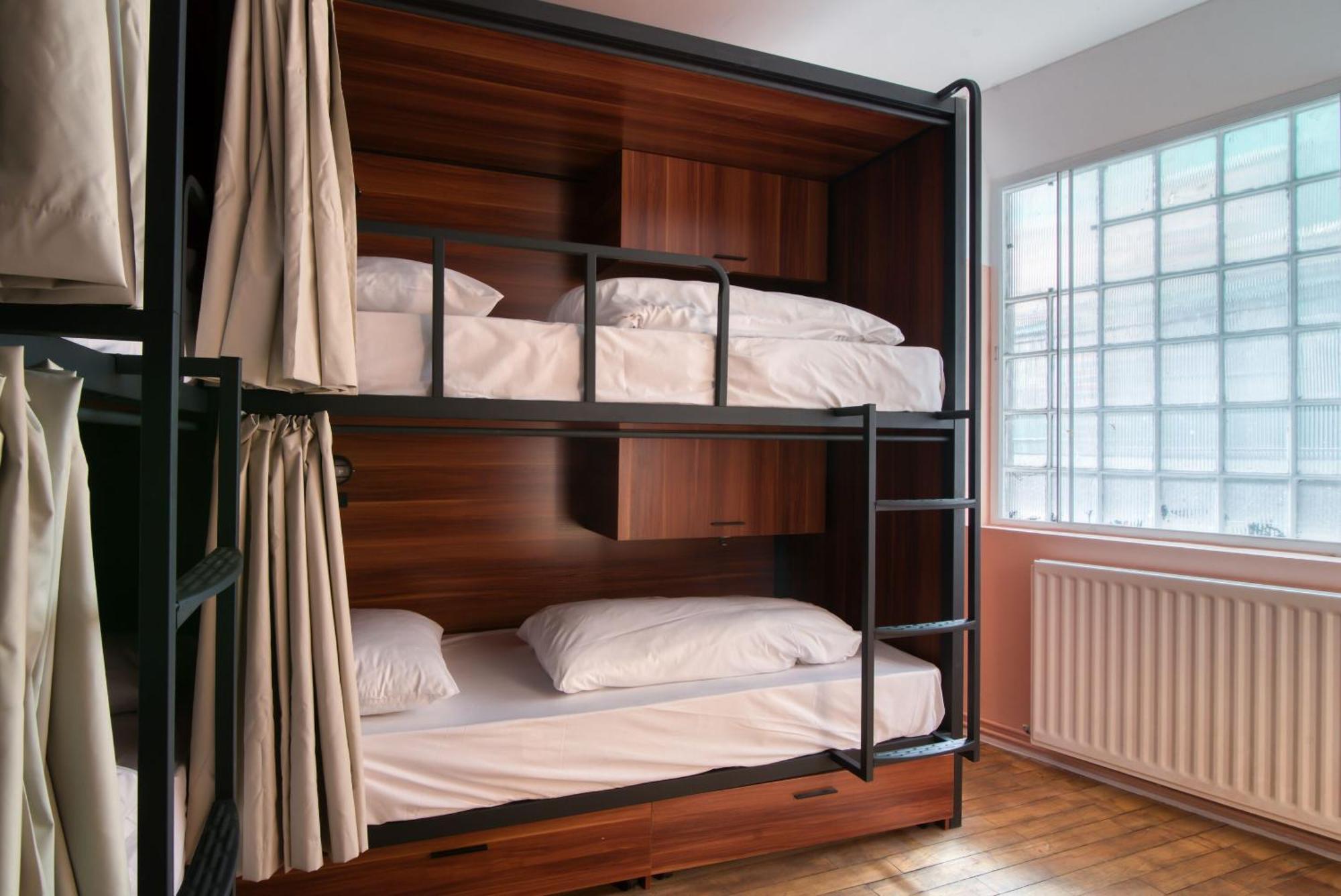 Cama en habitación compartida de 6 camas