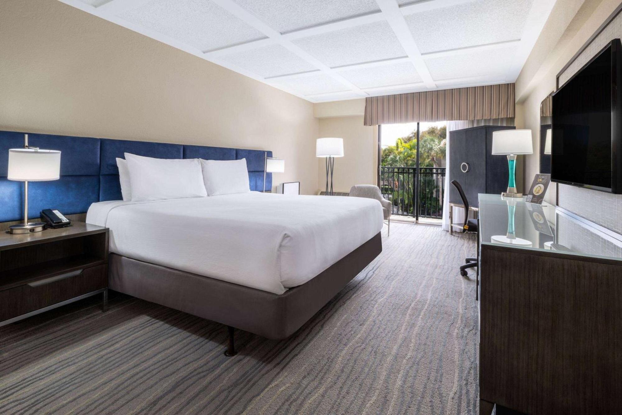 King Room with Pool View - Non-Smoking
