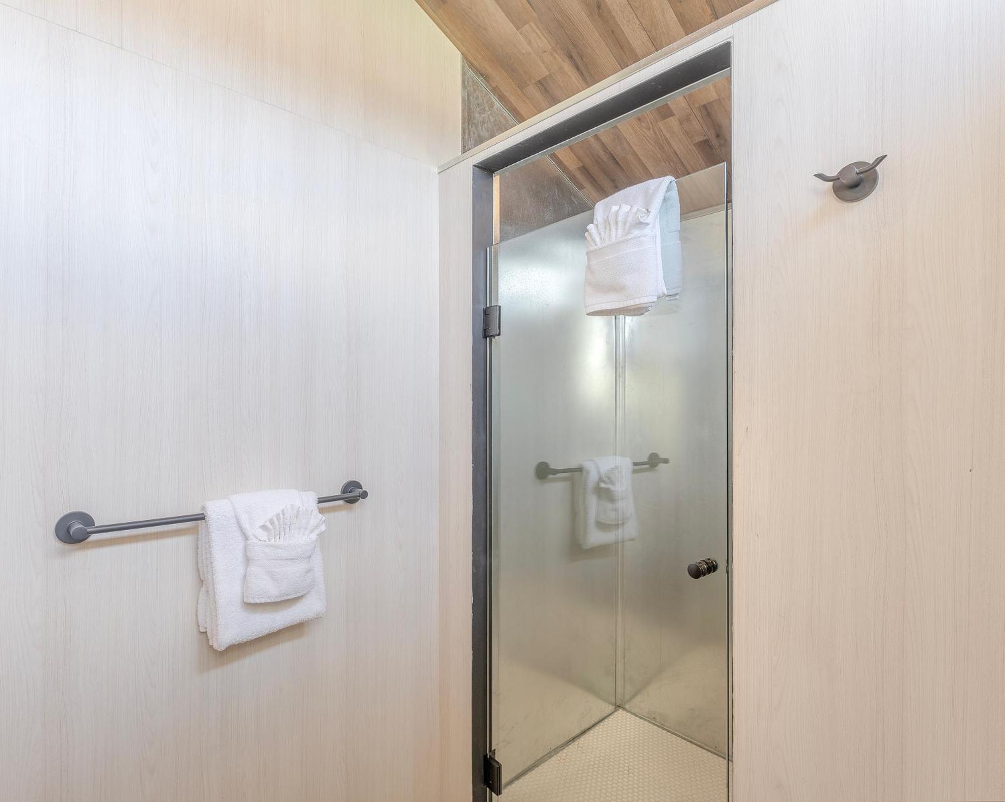 Glamping Cabin – Queen Bed,1583108178:JPEG