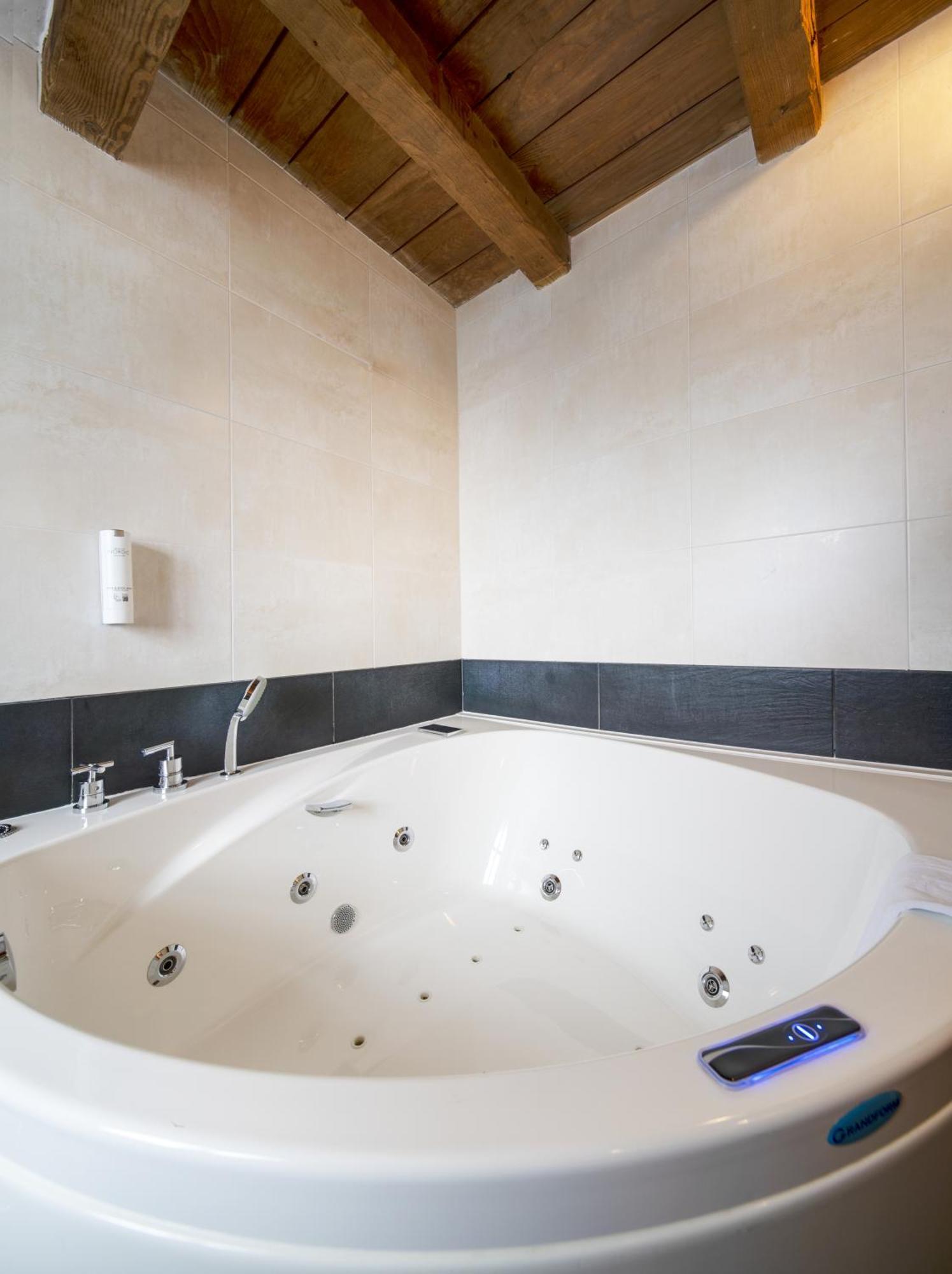Double Room Hot Tub,1584415432:JPEG