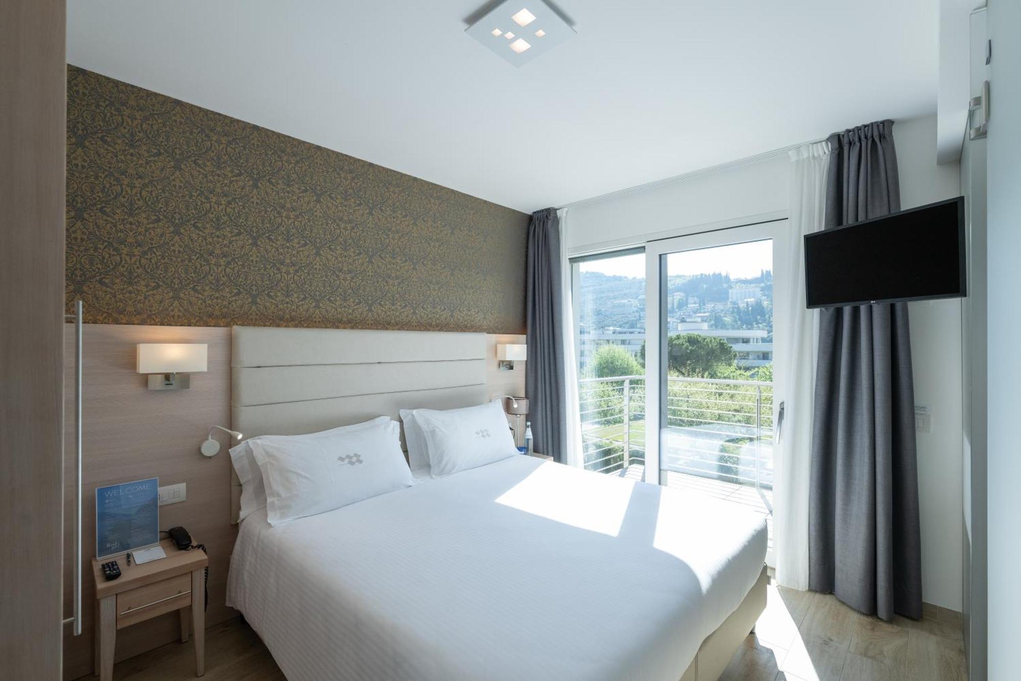 Standard Double Room with Lateral Lake View,1586821652:JPEG