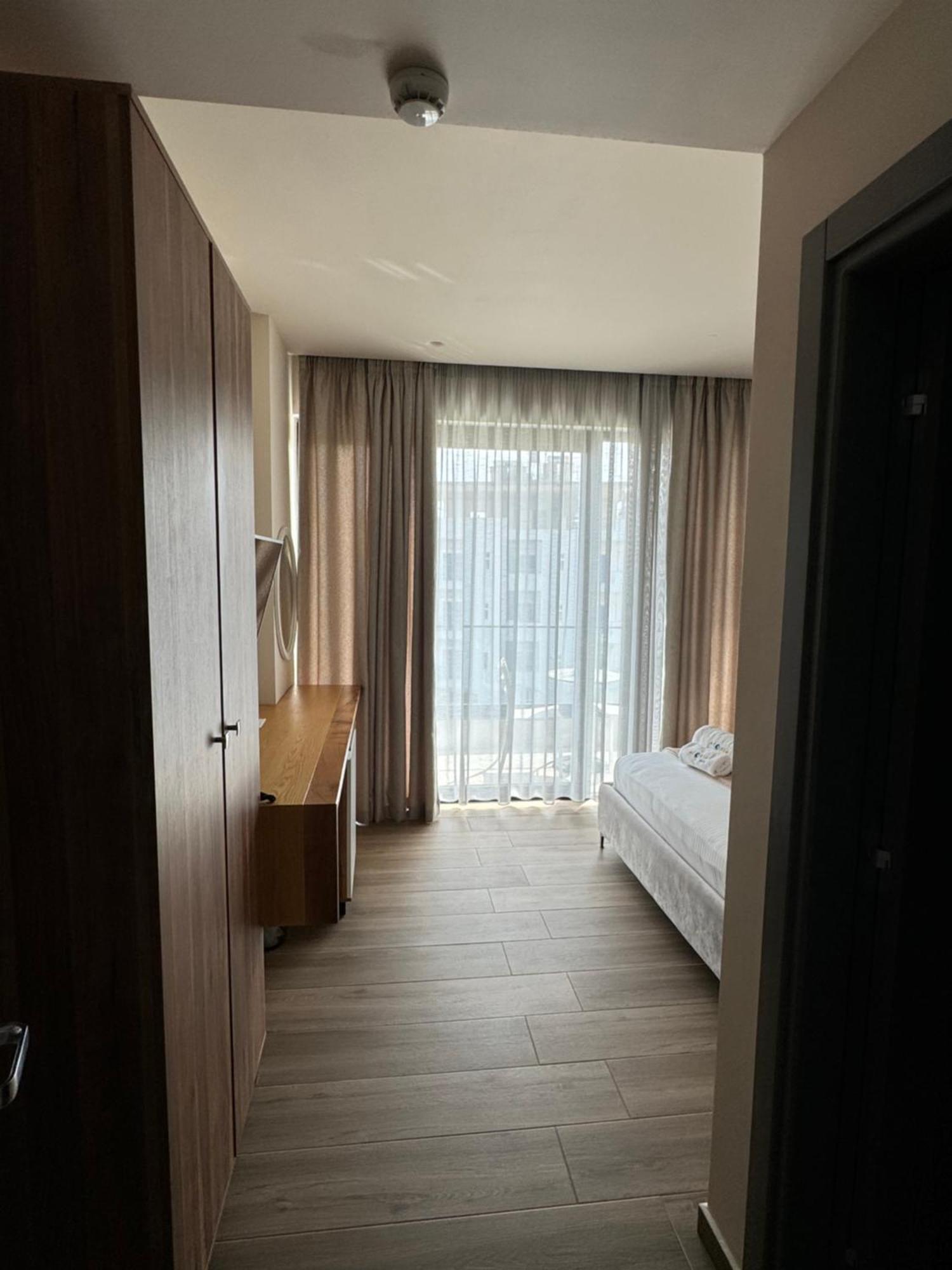 Zimmer mit Kingsize-Bett und Poolblick