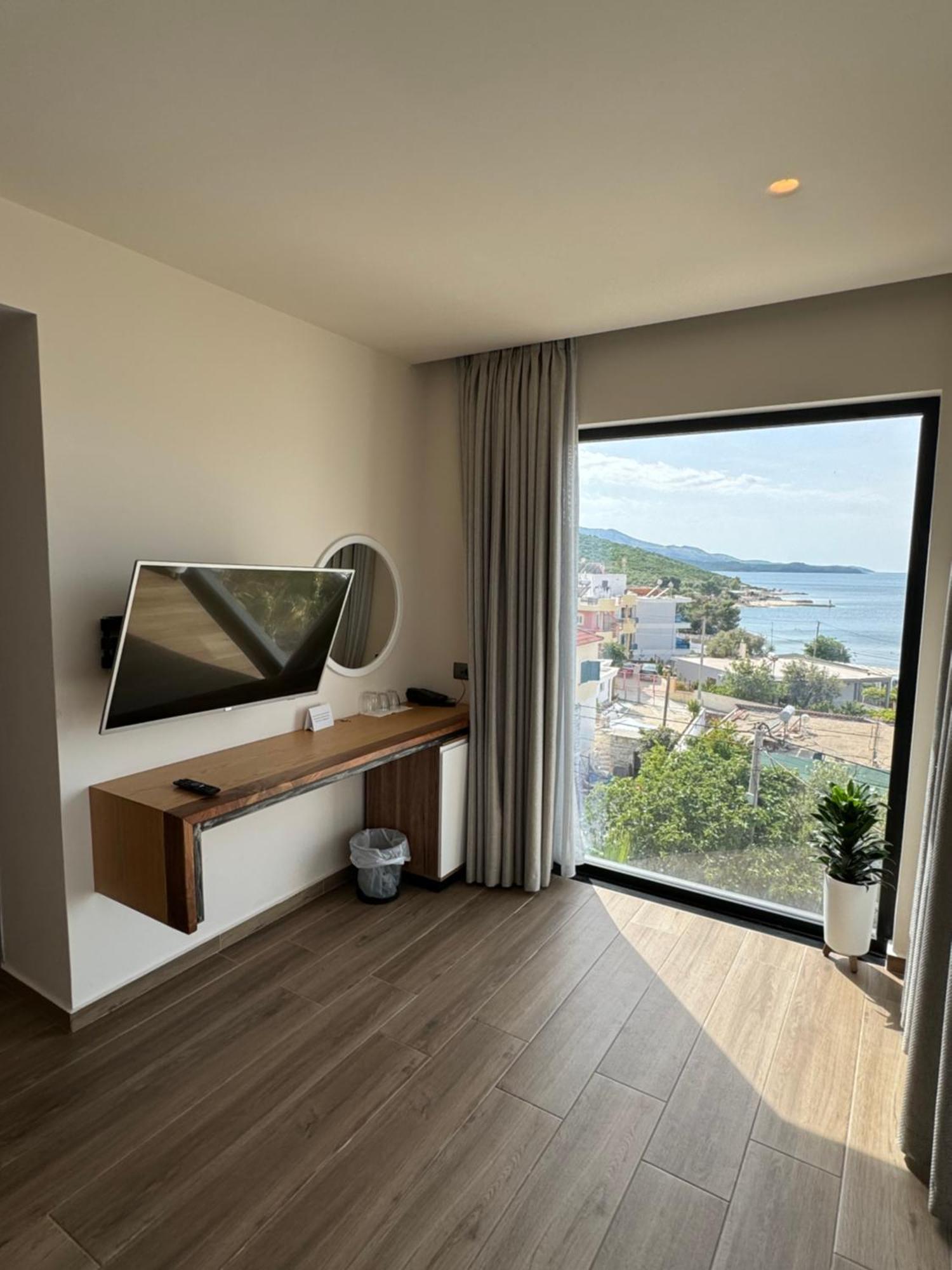 Deluxe Dreibettzimmer mit Balkon und Meerblick