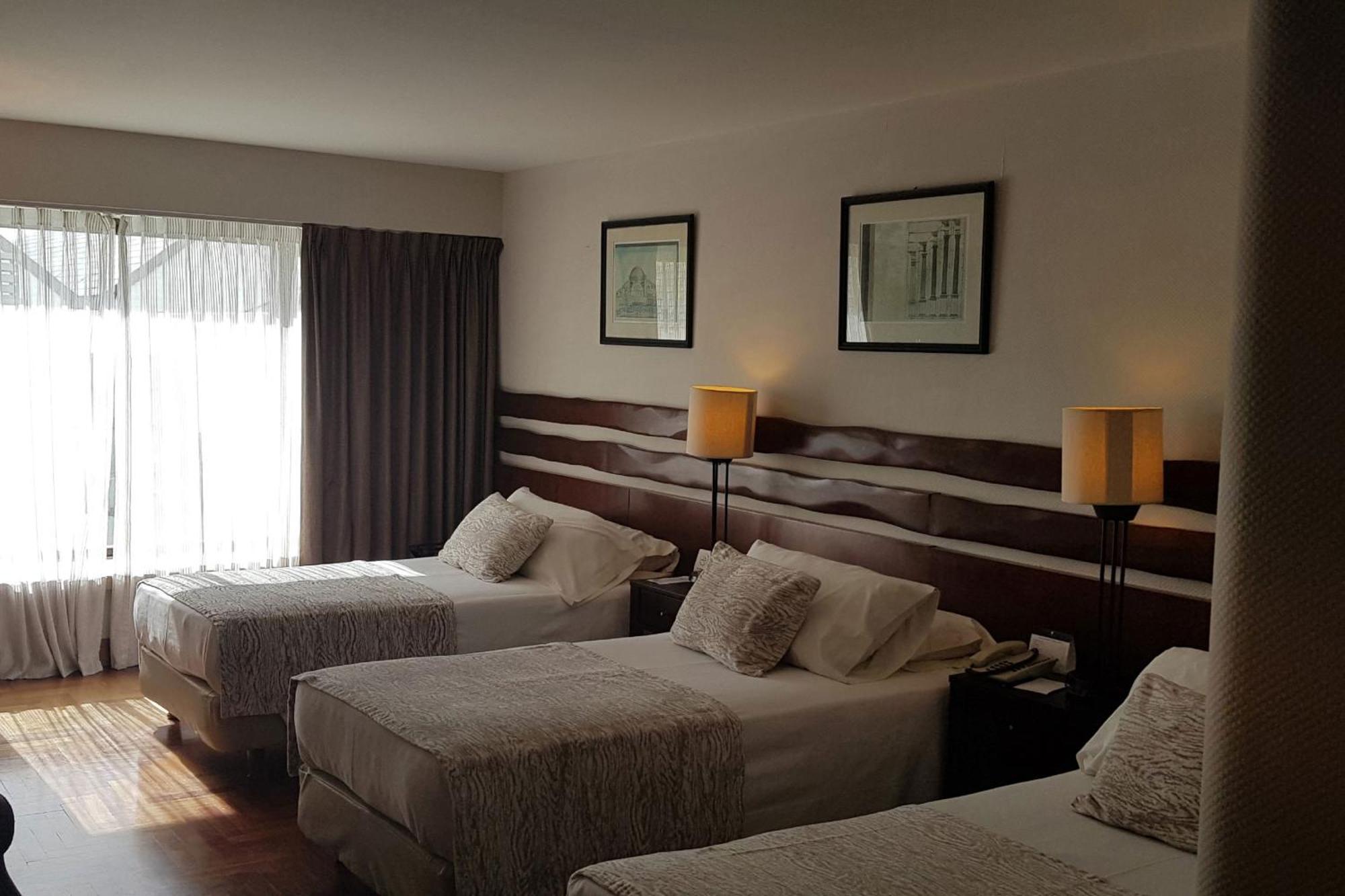 Quarto Triplo Clássico com 3 Camas de Solteiro